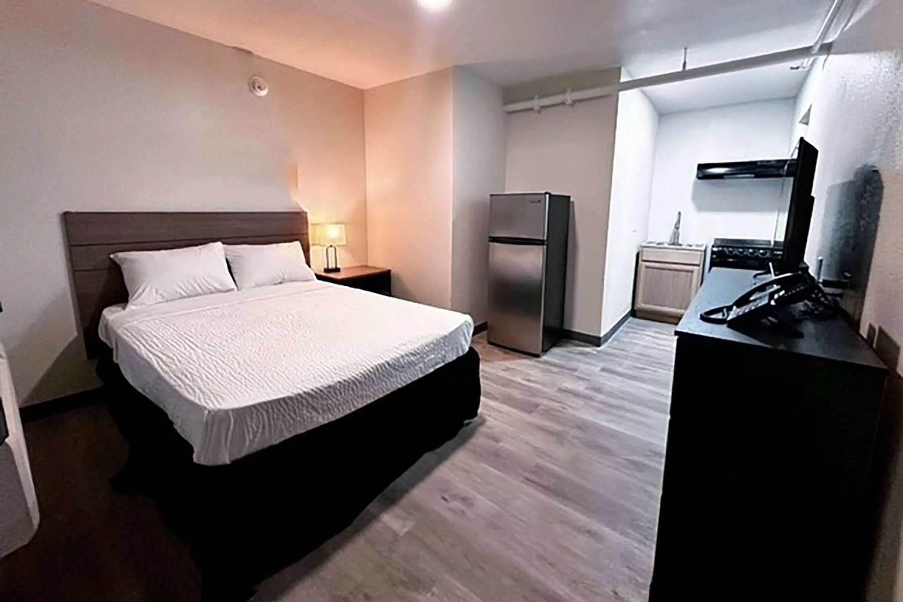 Photo of the whole room, Bed in Studio City Suites, a Travelodge by Wyndham