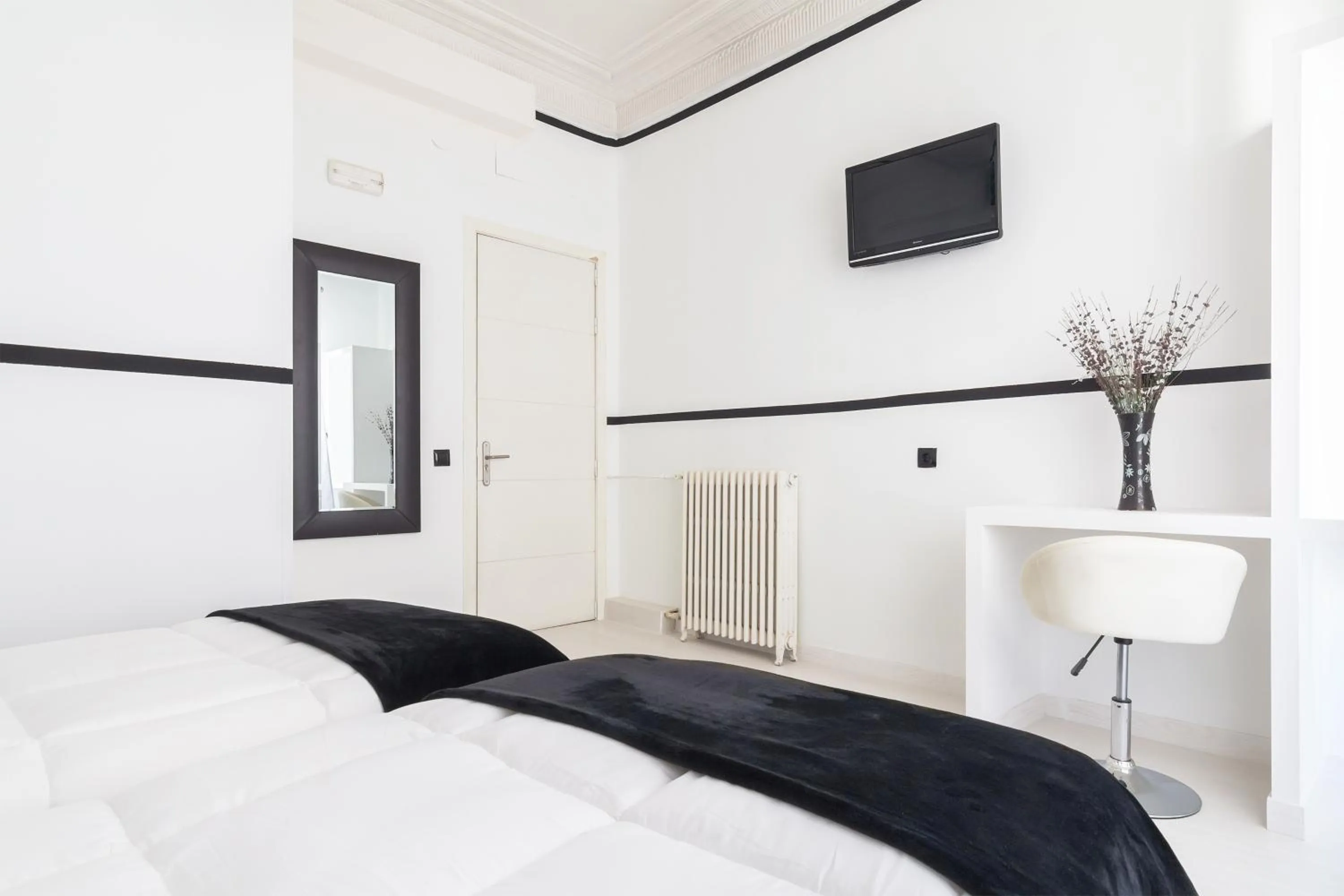 Photo of the whole room, Bed in Gran Via 63 Rooms