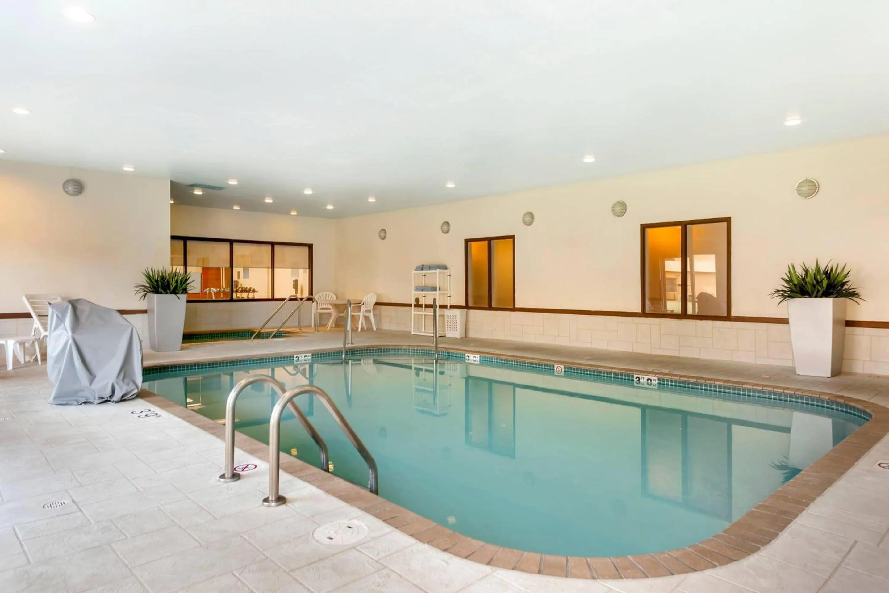 Swimming pool in Comfort Inn & Suites Green Bay Stadium Area