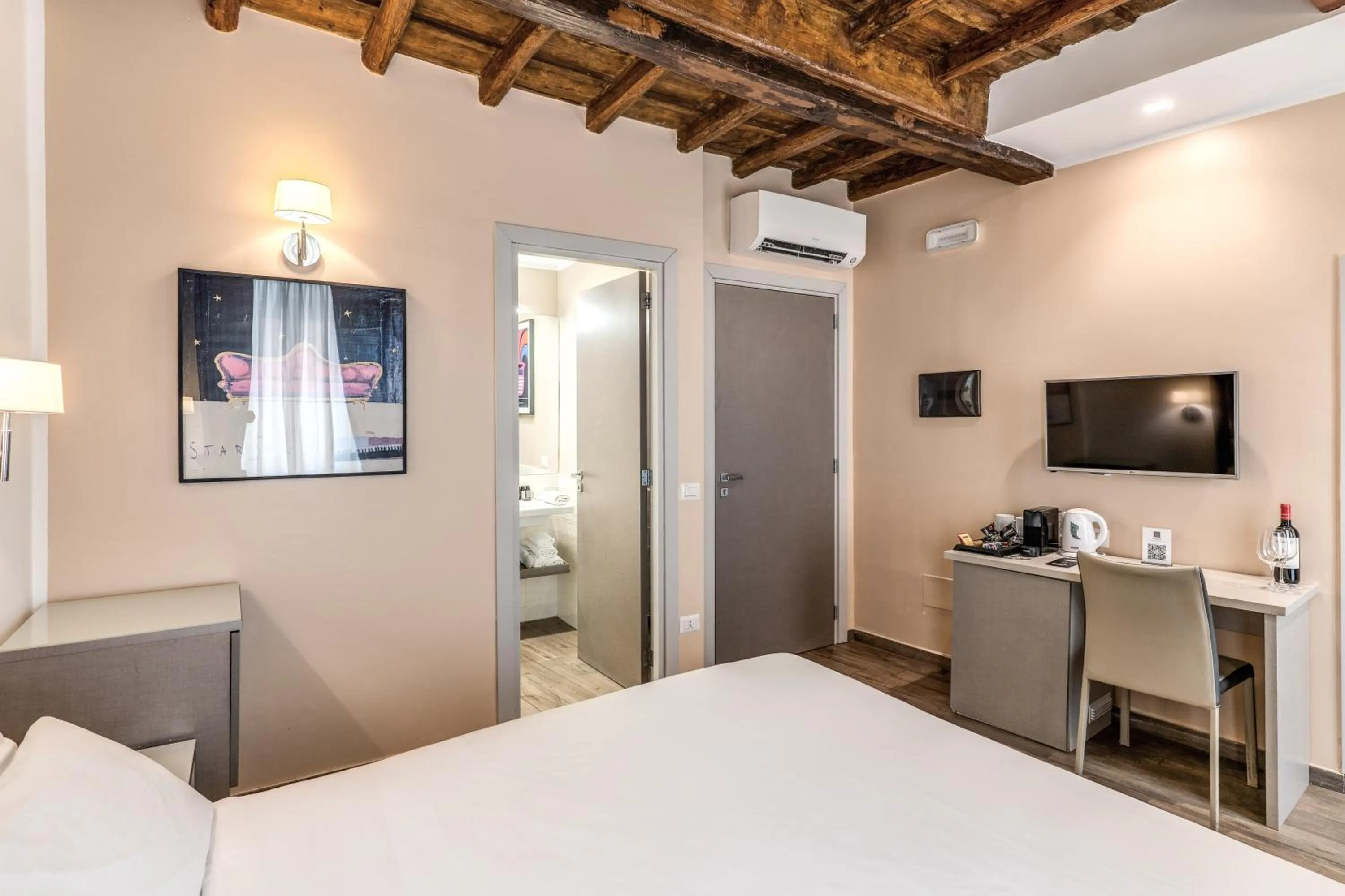 Bedroom, Bed in Reginella Suites