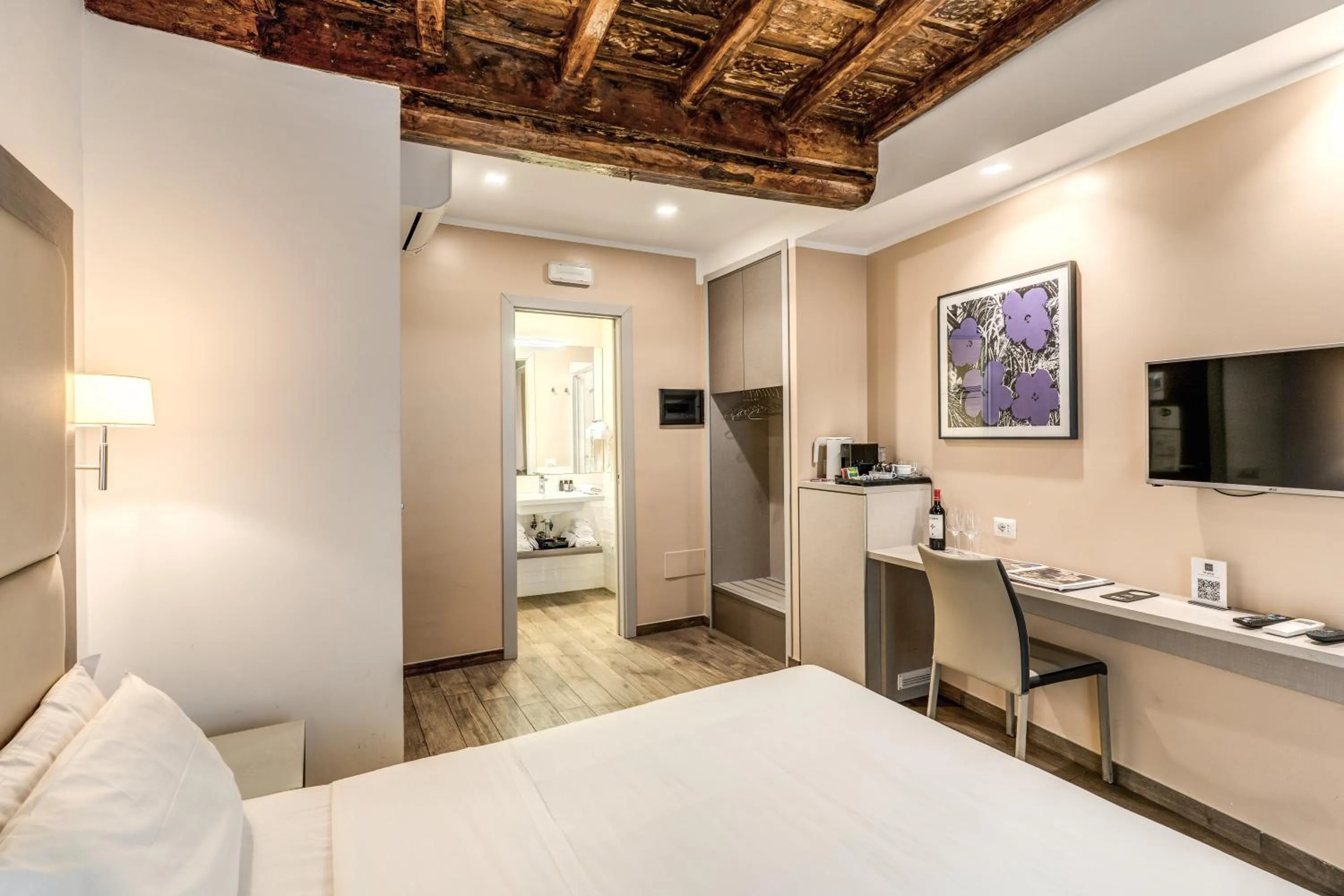 Bedroom, Bed in Reginella Suites