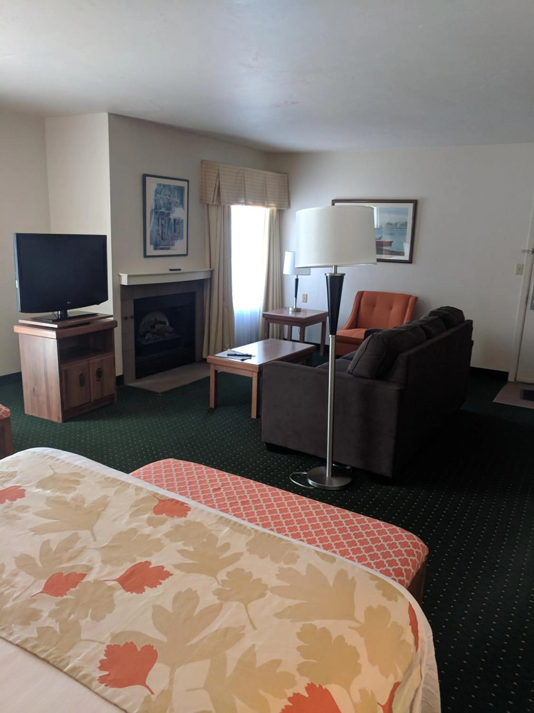 Living room, Bed in Hawthorn Extended Stay by Wyndham Green Bay