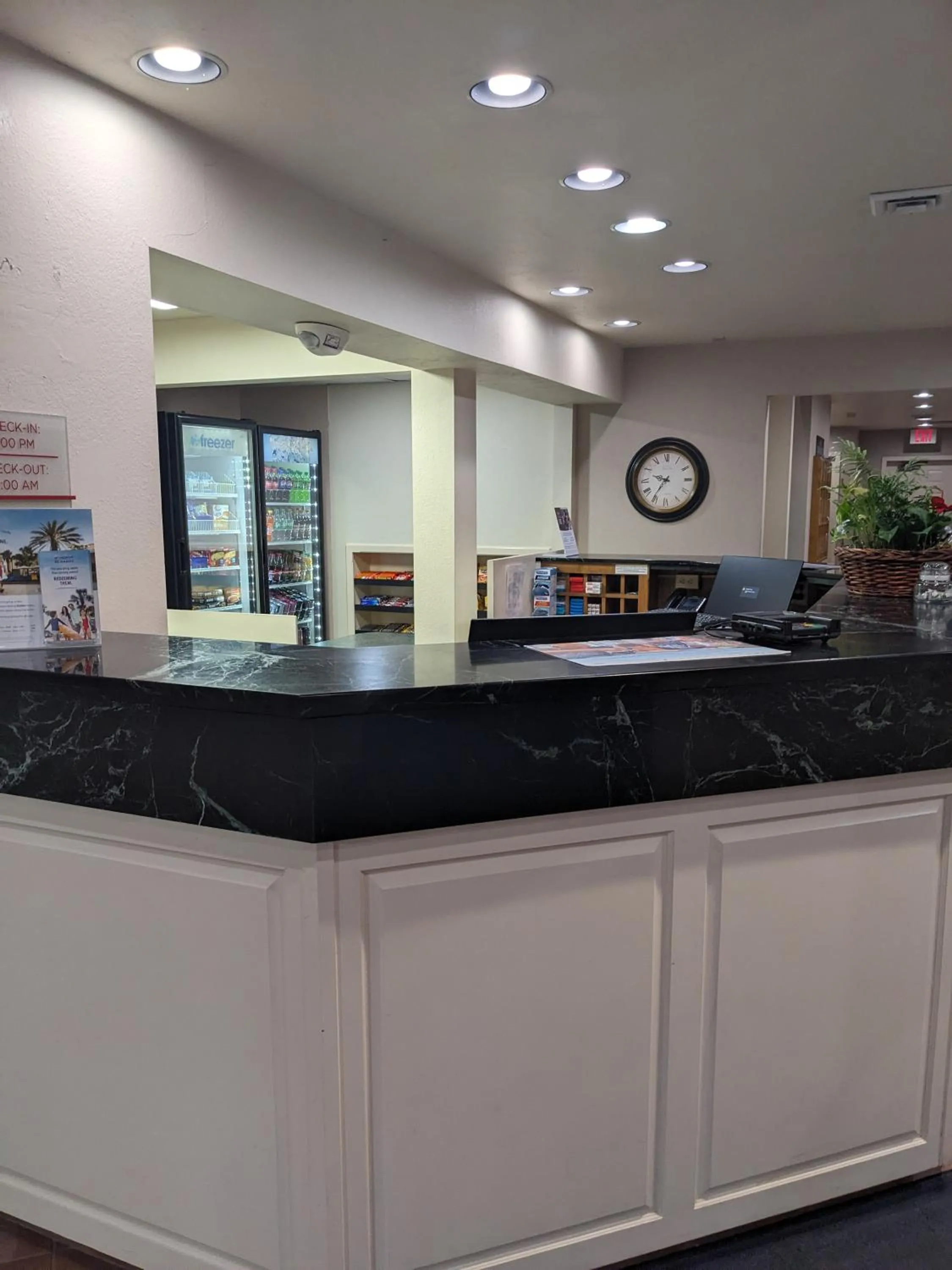 Lobby or reception in Hawthorn Extended Stay by Wyndham Green Bay