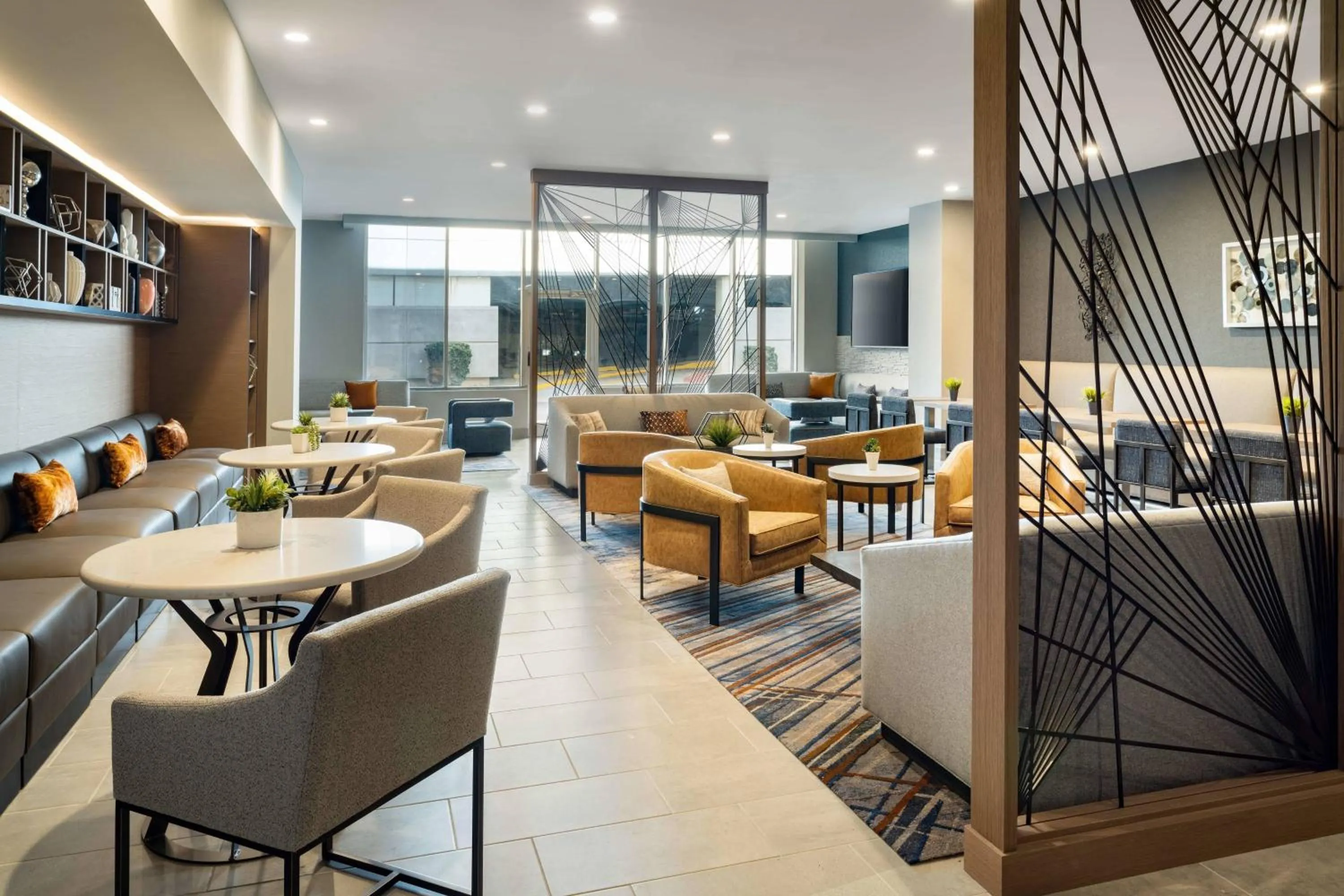 Lounge or bar in Marriott Greensboro Downtown