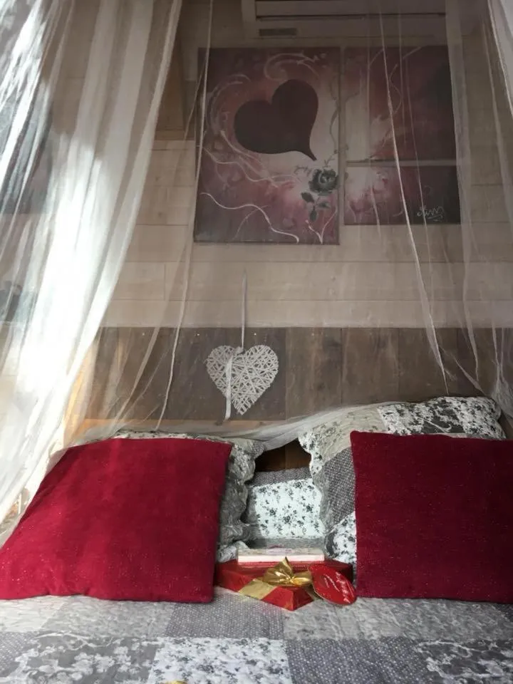 Bed in La cabane des amoureux