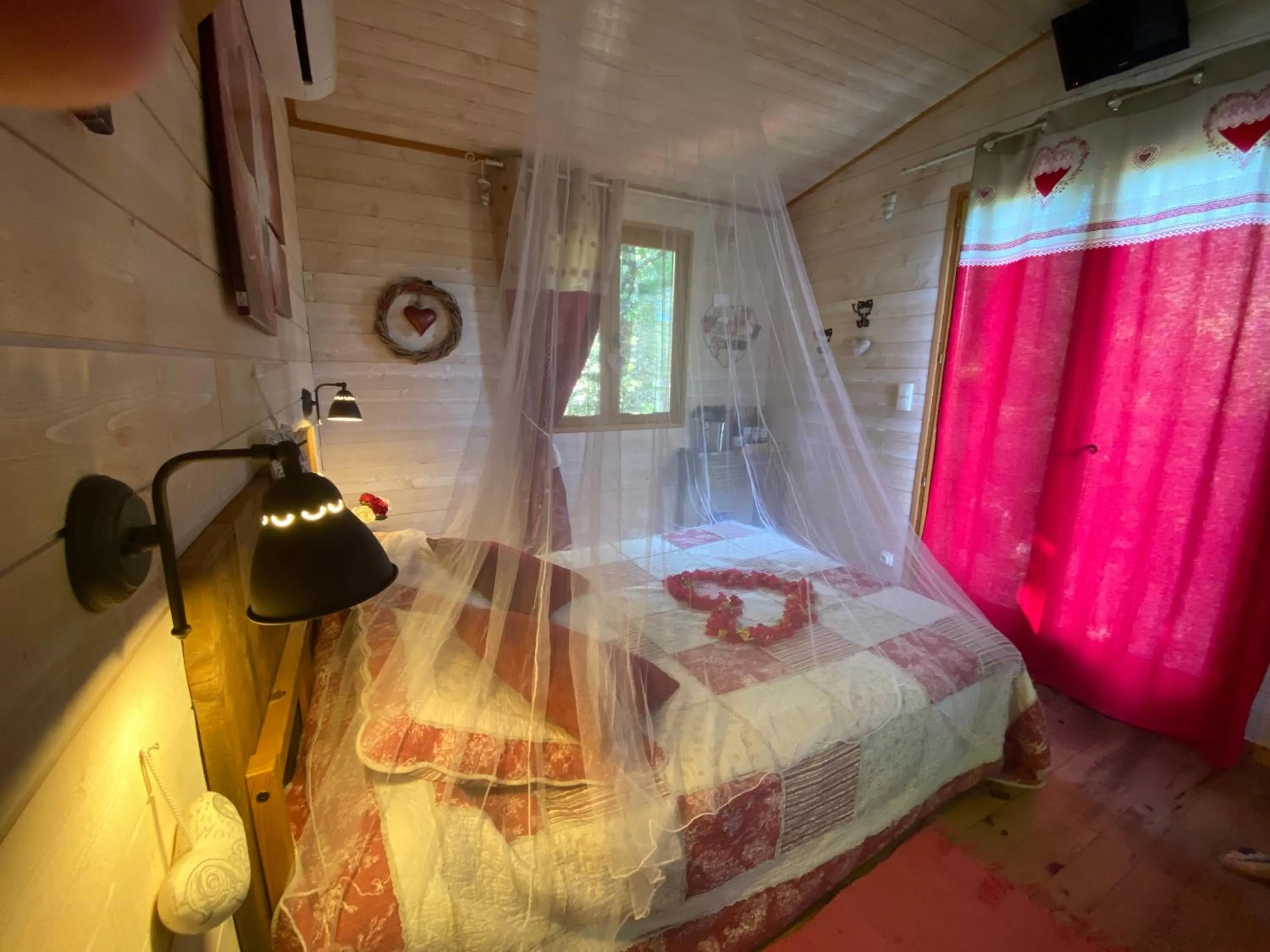 Property building, Bed in La cabane des amoureux