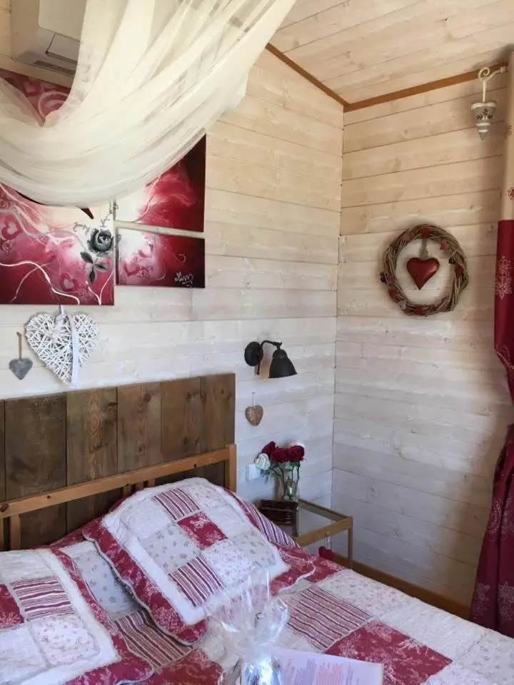 Bed in La cabane des amoureux