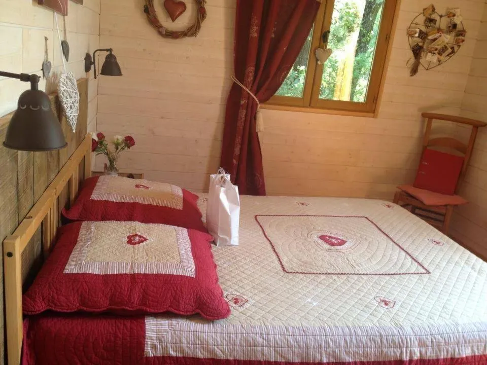 Bed in La cabane des amoureux