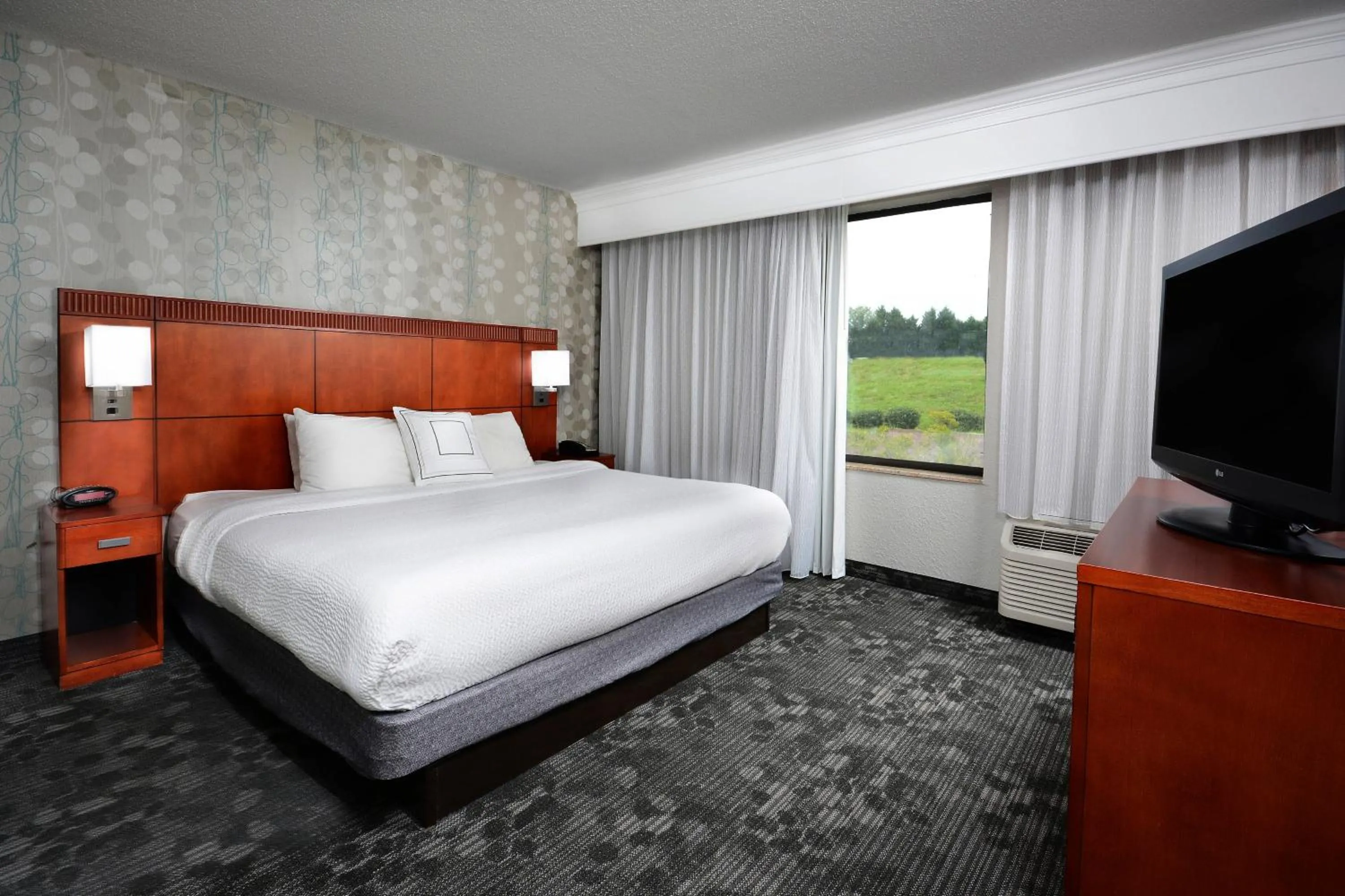 Bedroom, Bed in Courtyard Danville