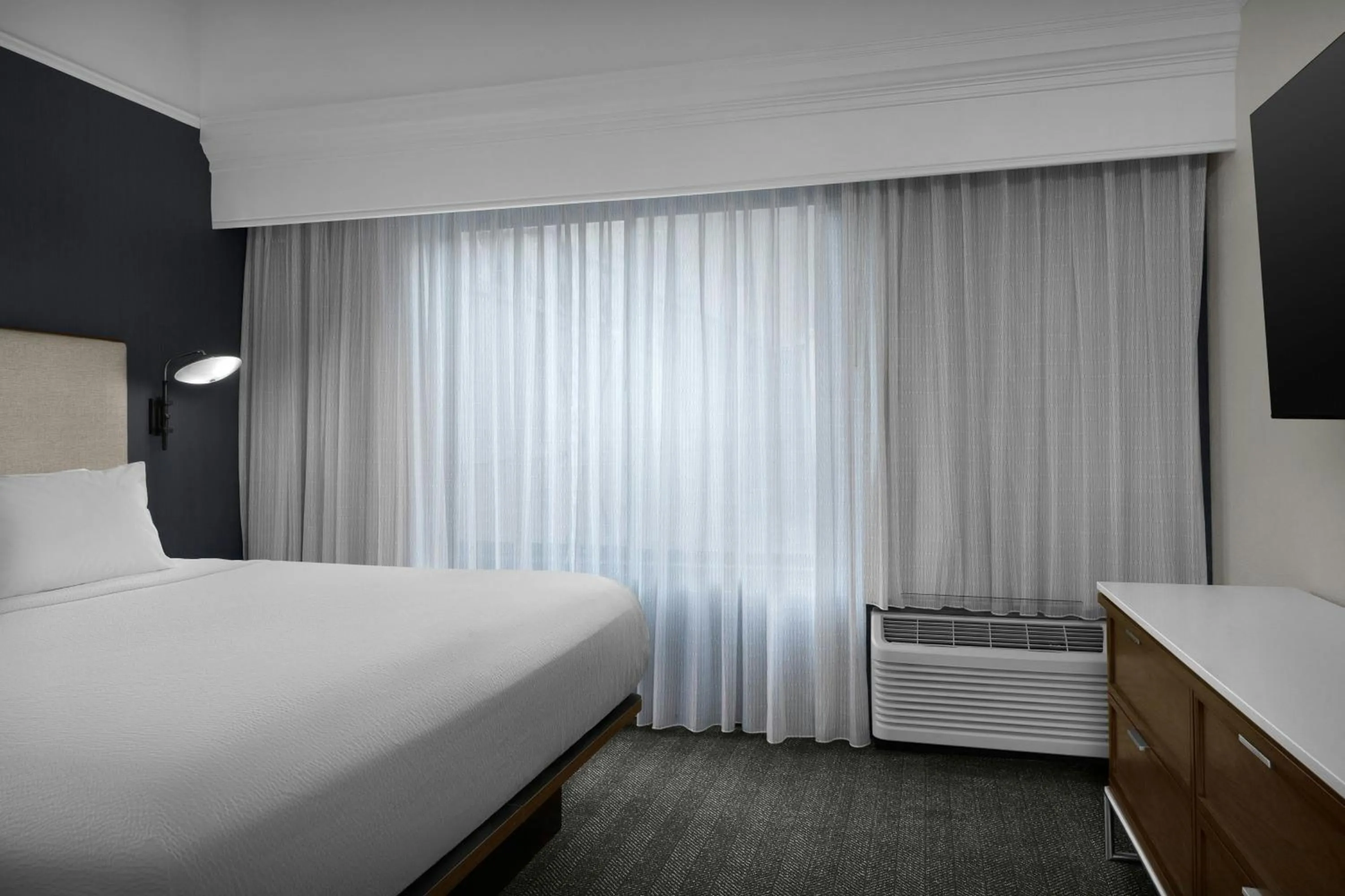 Bedroom, Bed in Courtyard Danville