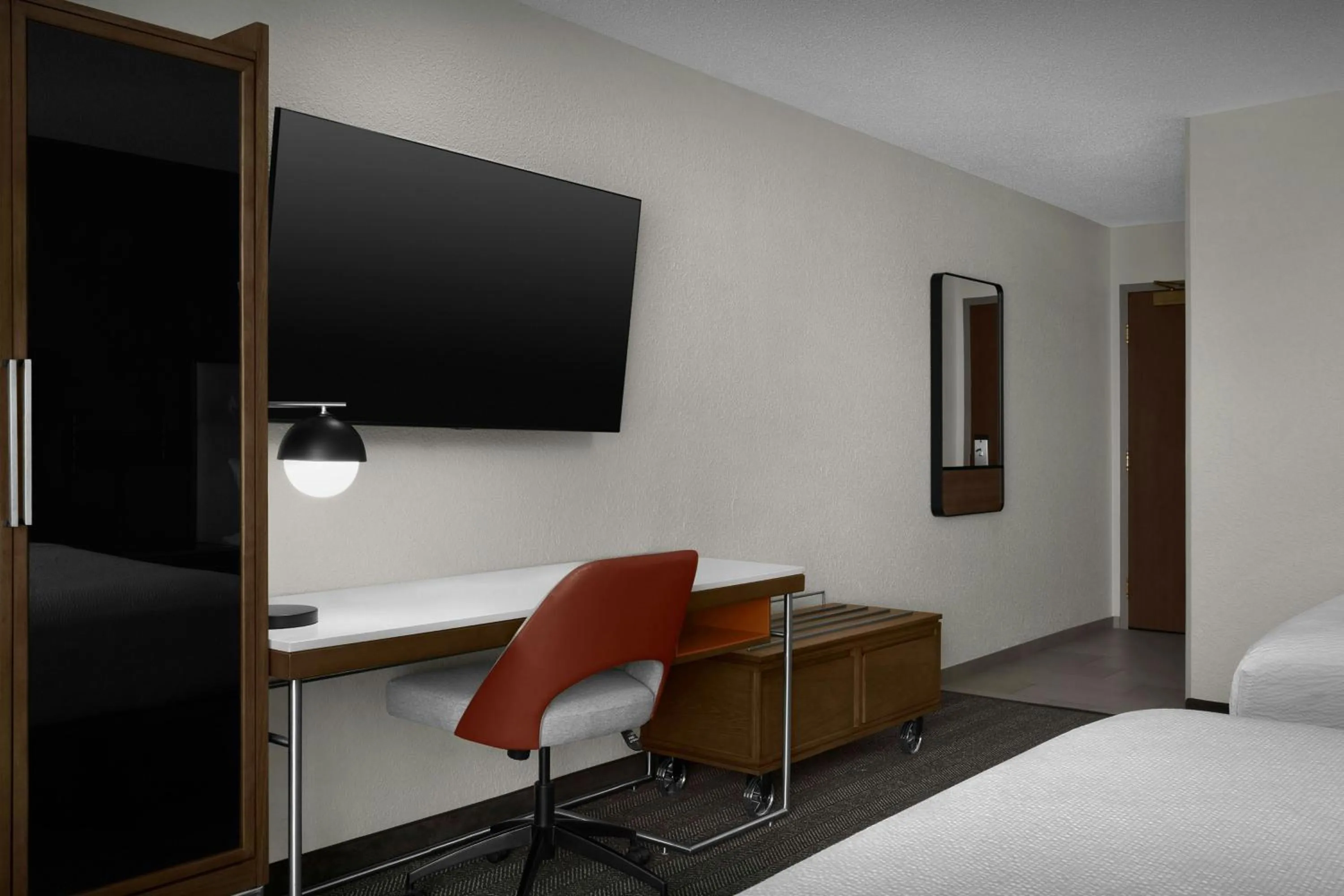 Photo of the whole room, Bed in Courtyard Danville