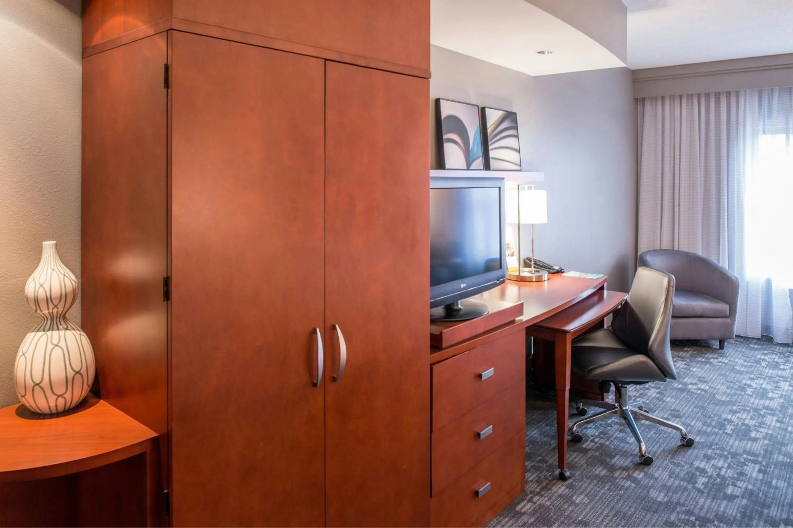 Photo of the whole room in Courtyard Clemson