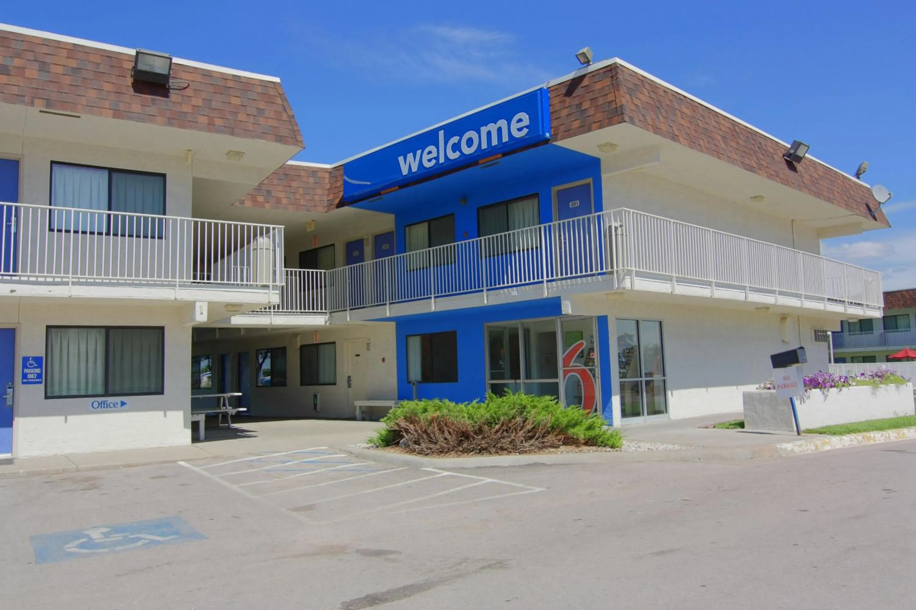 Facade/entrance, Property Building in Motel 6-Rapid City, SD