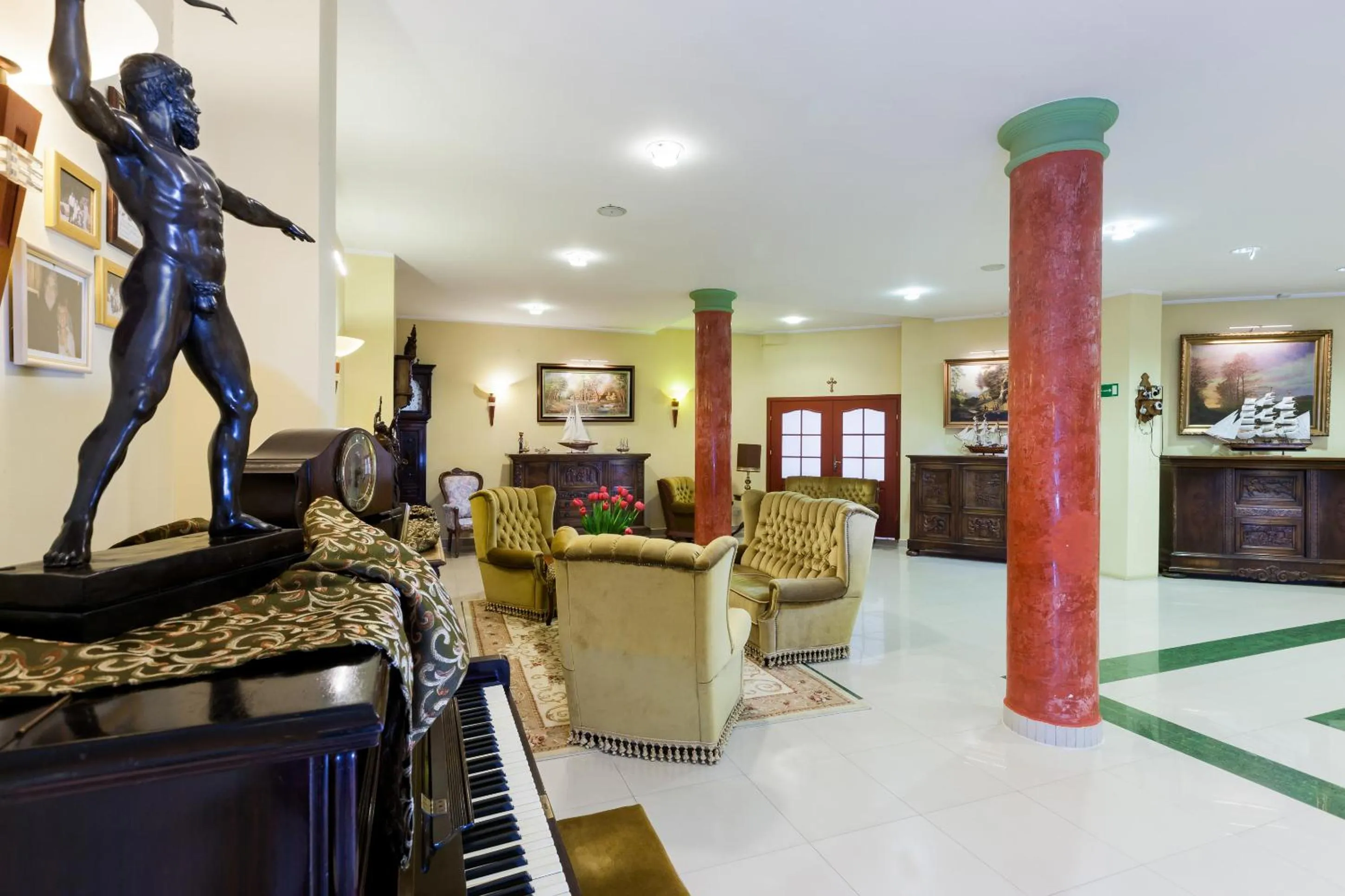 Lobby or reception in BURSZTYN - BERNSTEIN SPA & Wellness