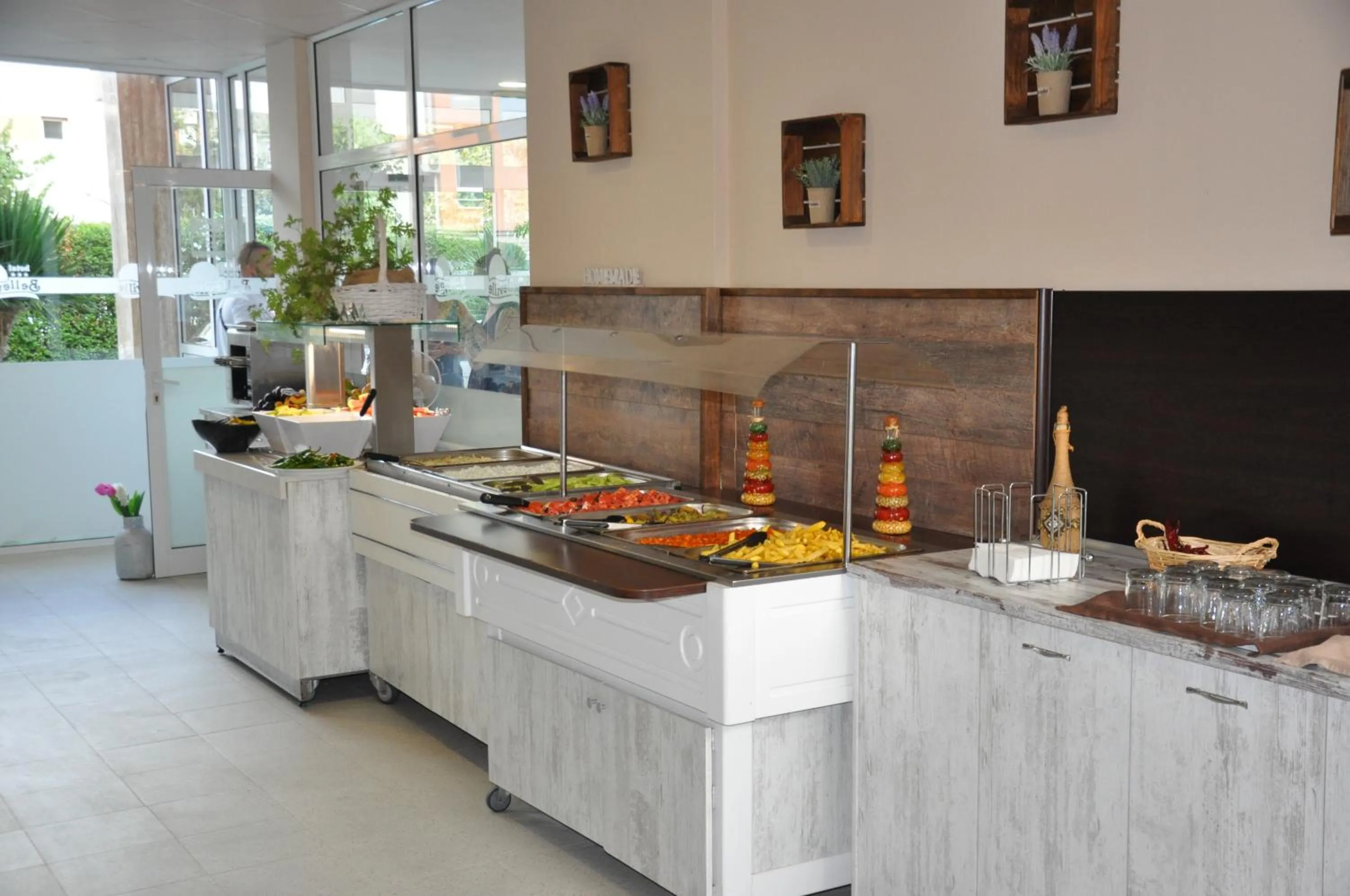 Restaurant/places to eat in Hotel BelleVille