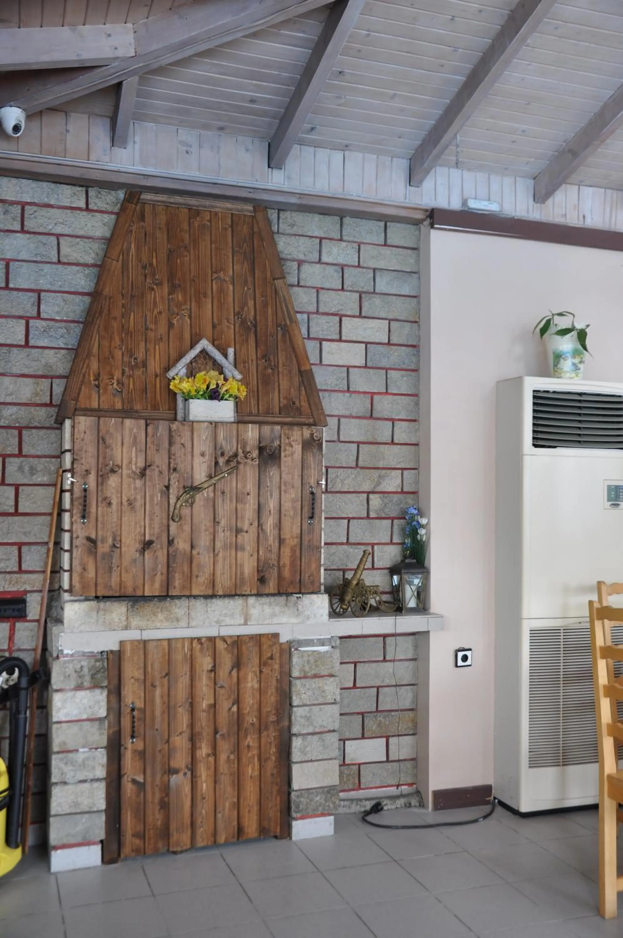 Communal lounge/ TV room in Hotel BelleVille