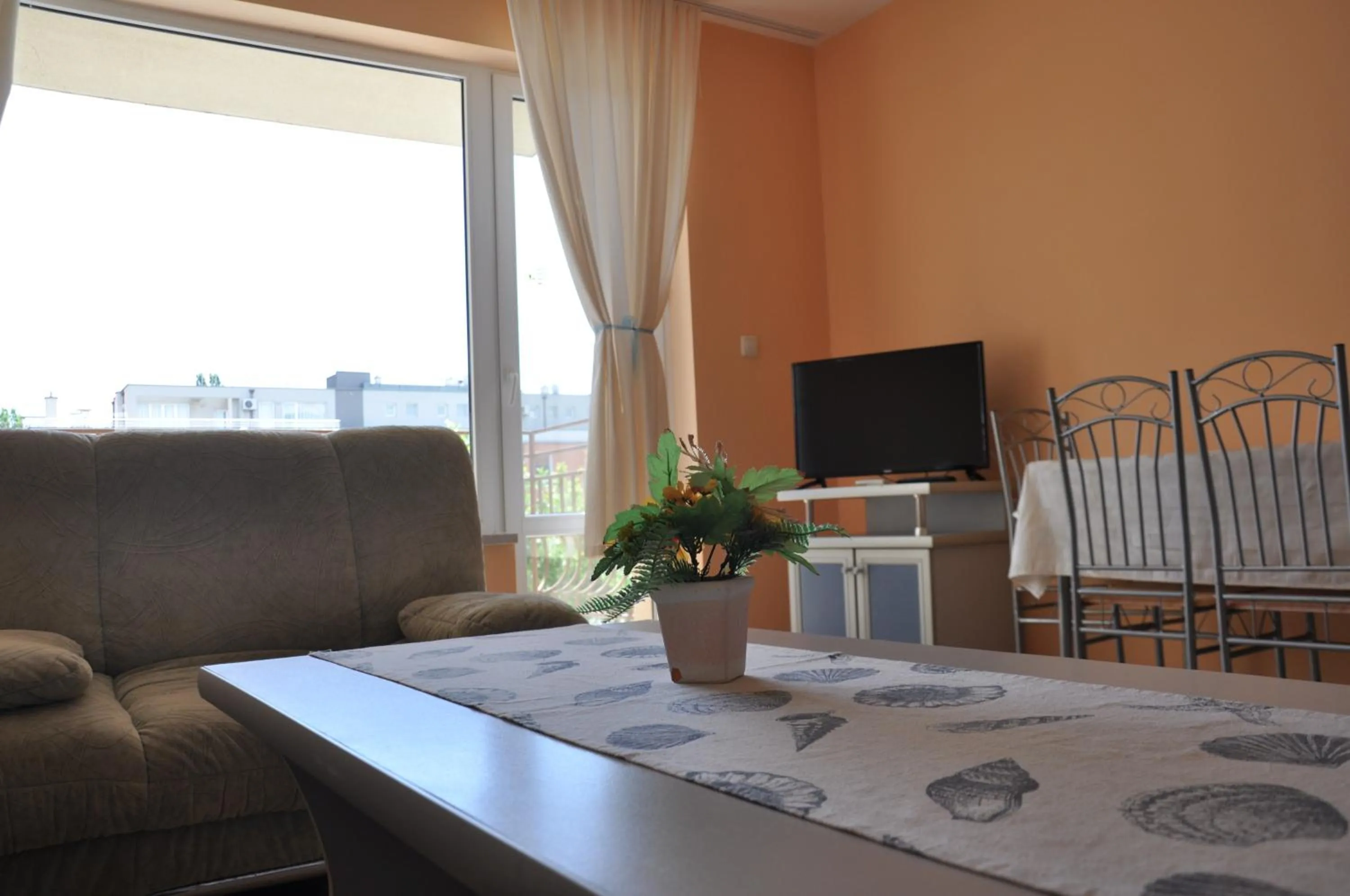 Communal lounge/ TV room, Bed in Hotel BelleVille