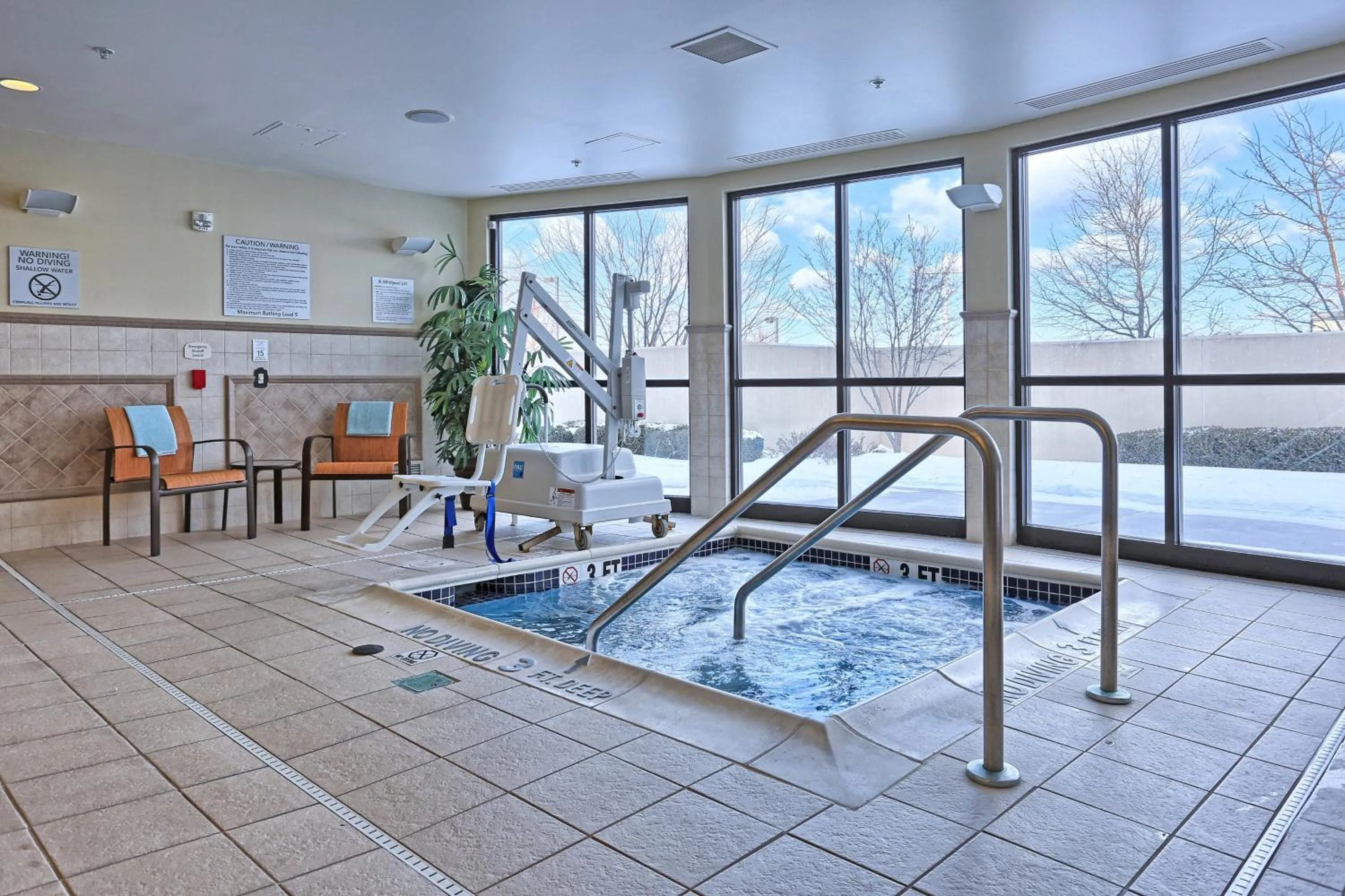 Swimming pool in Courtyard by Marriott Harrisburg West/Mechanicsburg
