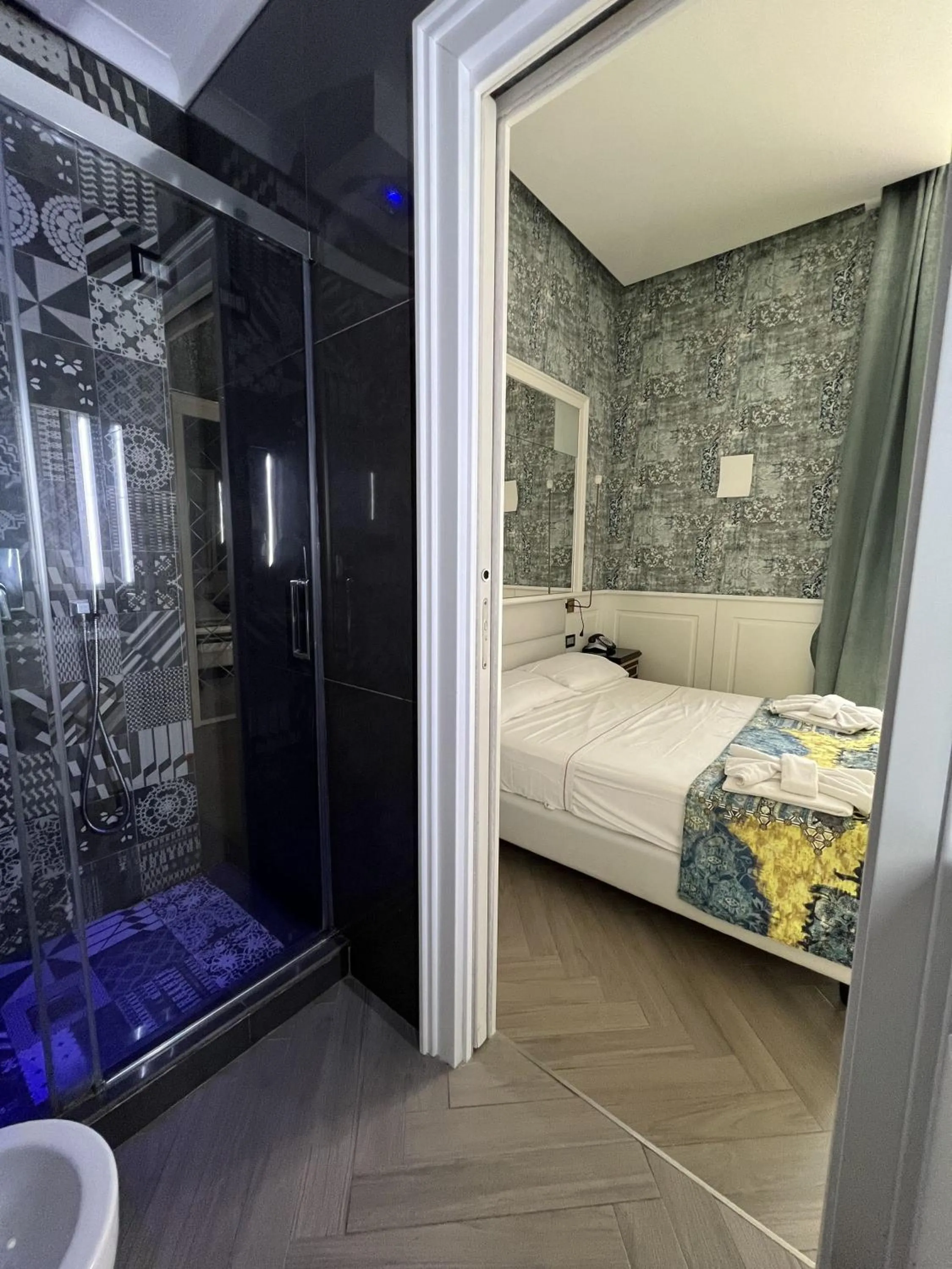 Shower, Bed in Relais Piazza Vittoria