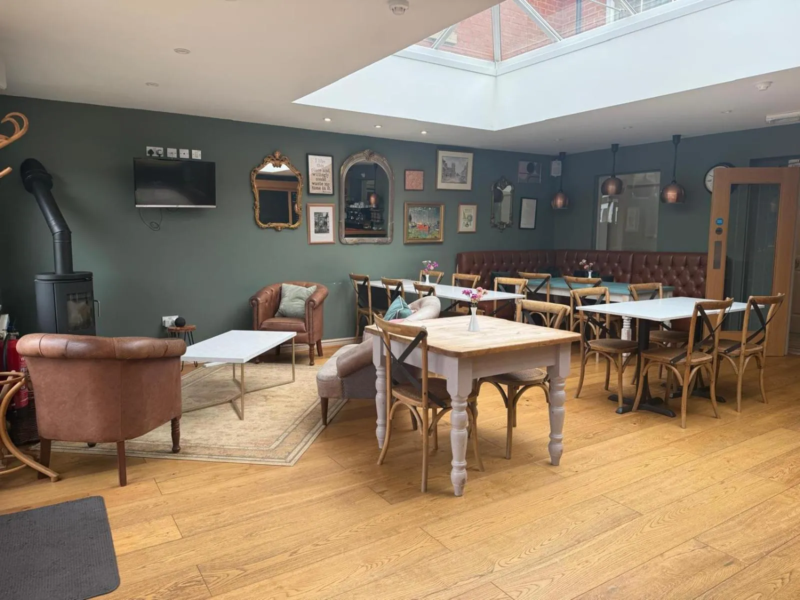 Restaurant/places to eat in Stratford Limes Hotel