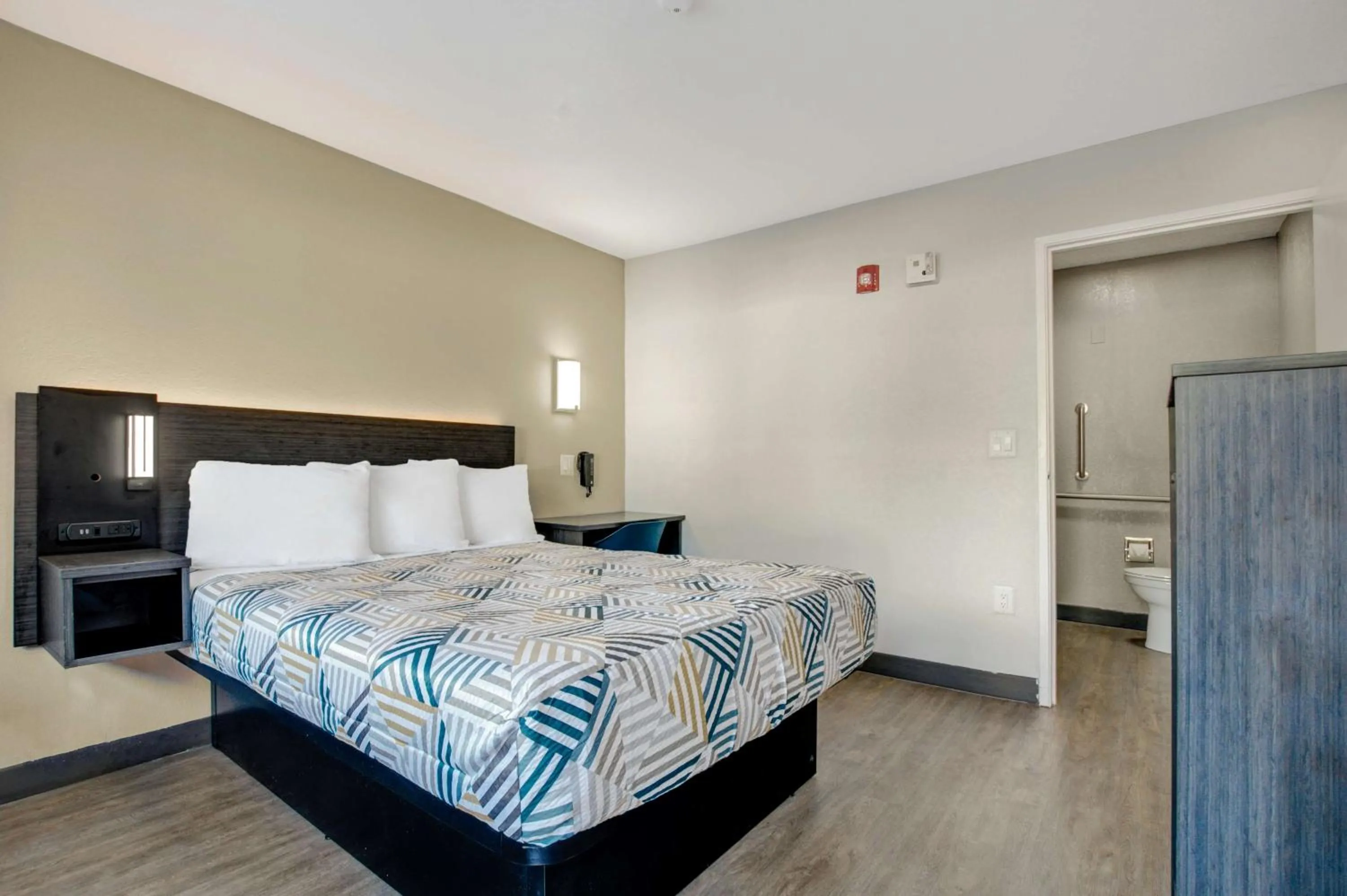 Bedroom, Bed in Motel 6-Venice, FL