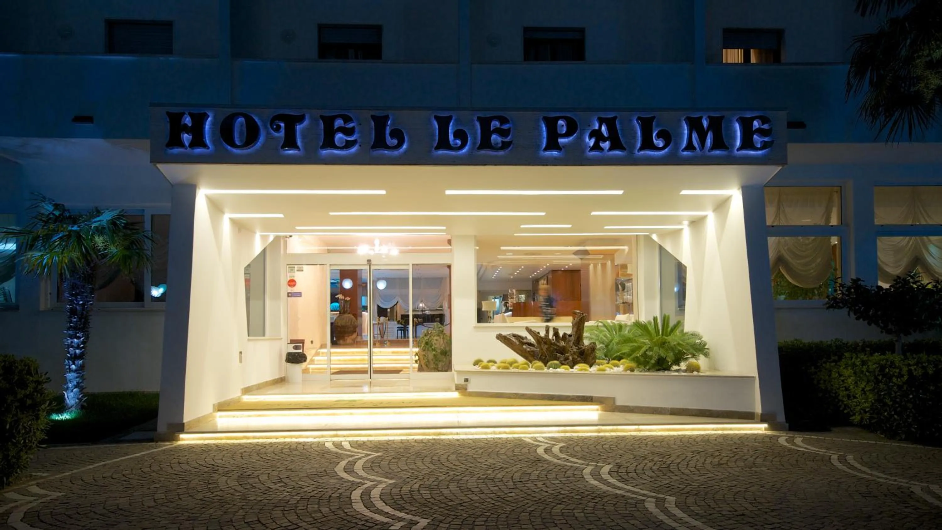 Facade/entrance in Hotel Le Palme