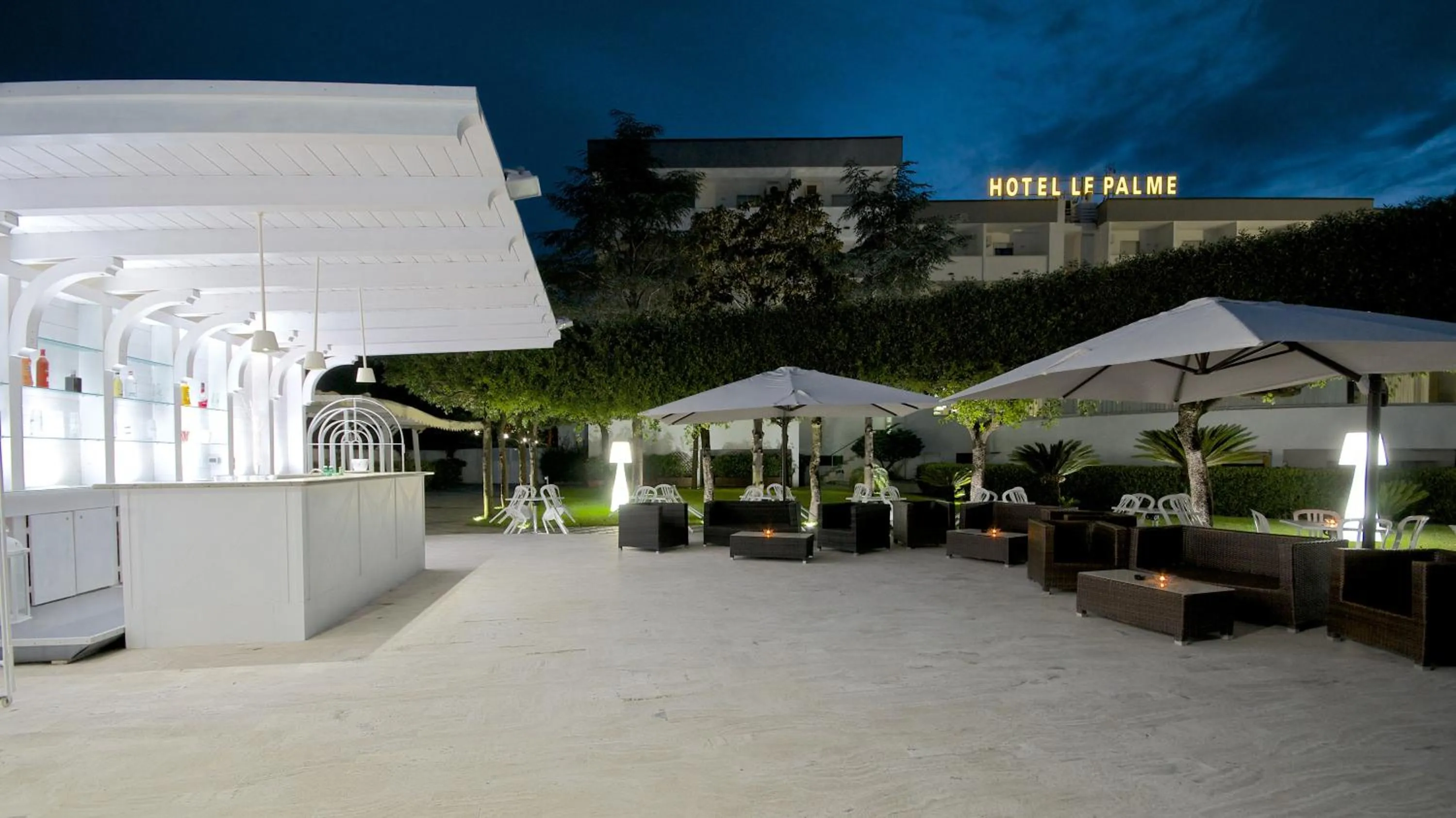 Evening entertainment in Hotel Le Palme