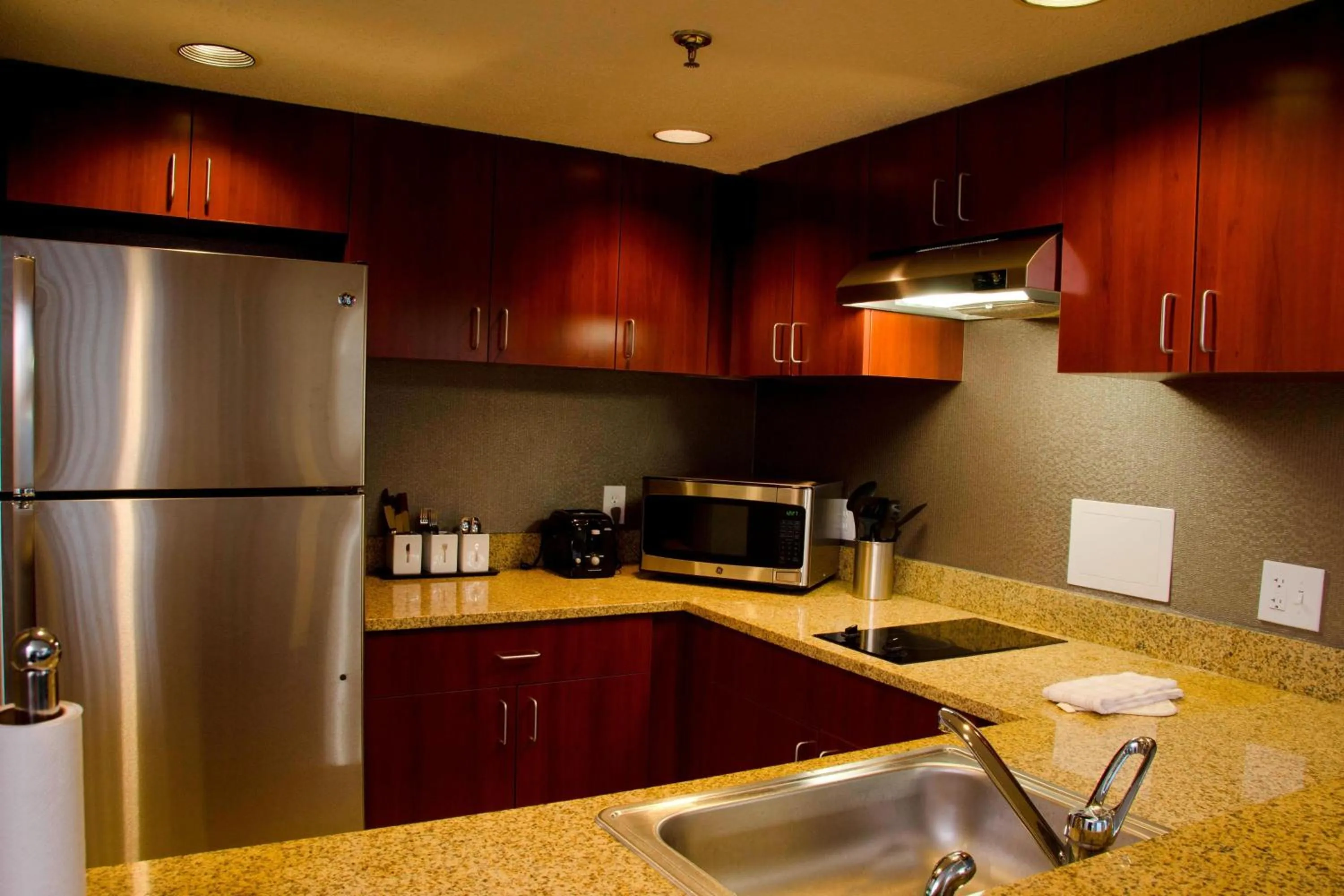 Kitchen or kitchenette in Courtyard Waterbury Downtown