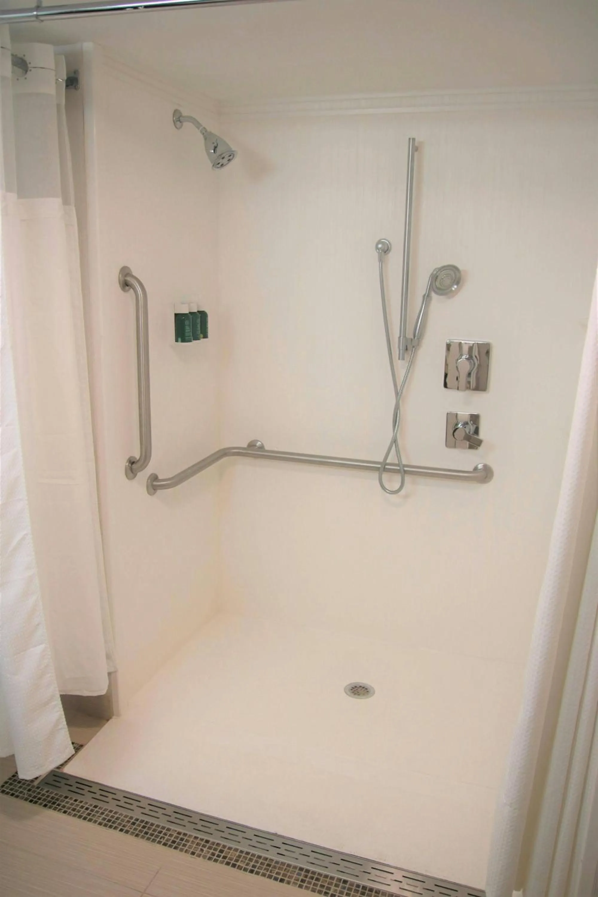 Bathroom in Courtyard Waterbury Downtown