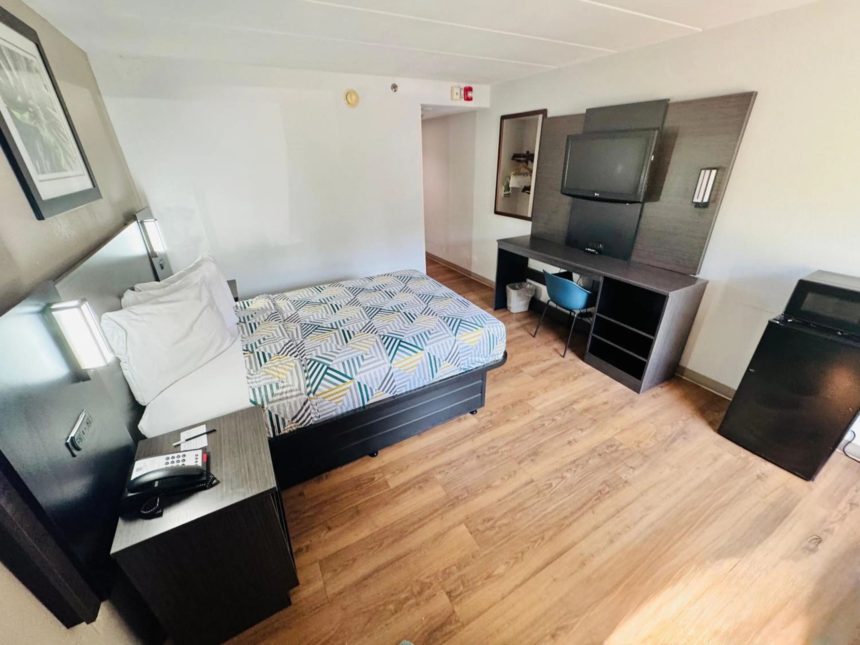 Bedroom, Bed in Motel 6-Milford, CT