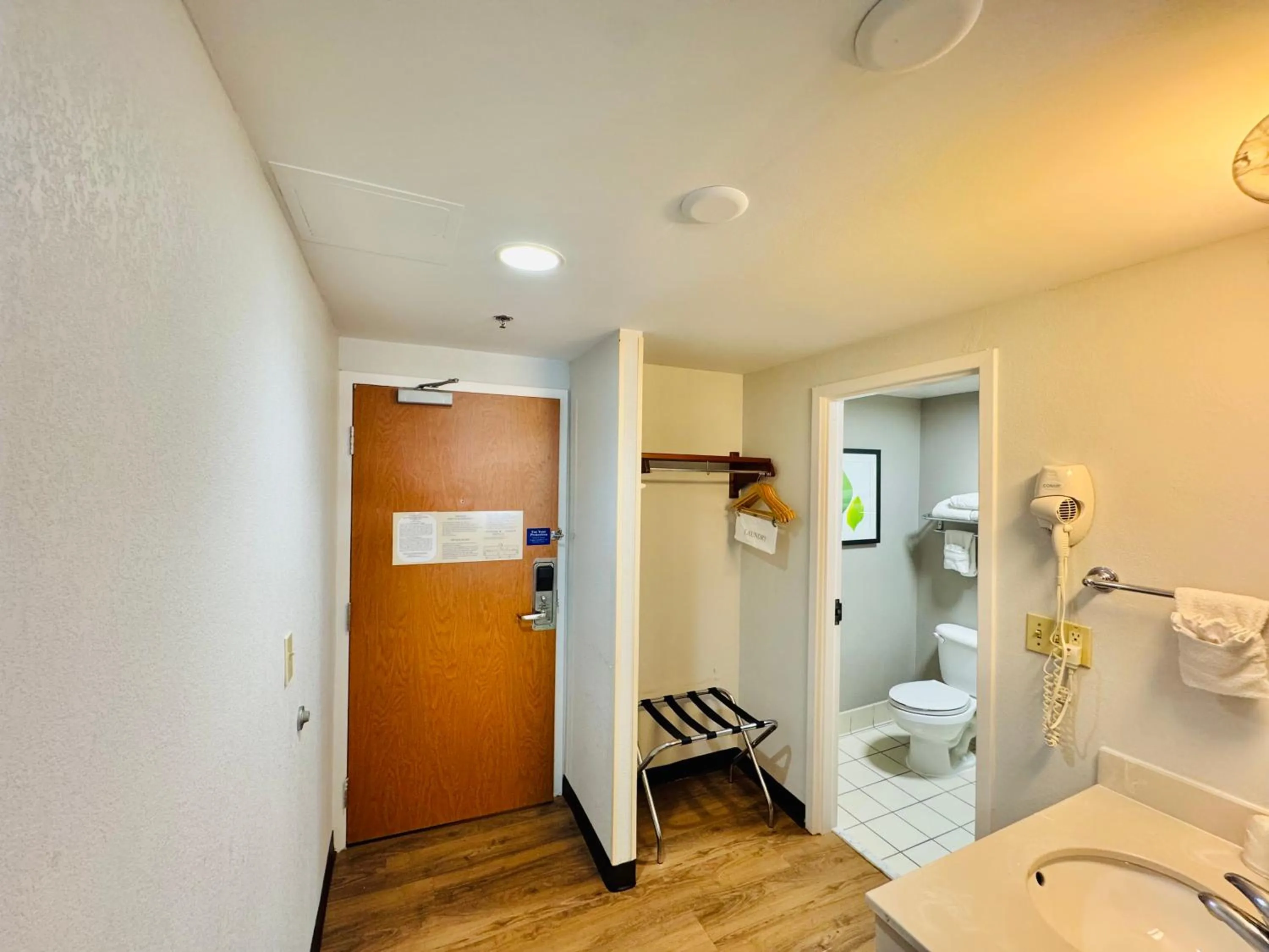 Public Bath in Motel 6-Milford, CT