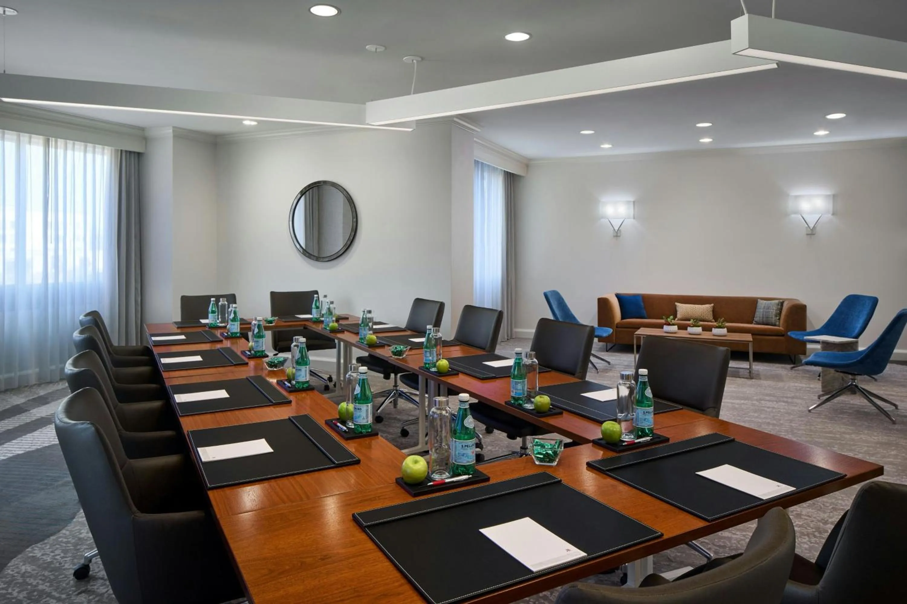 Meeting/conference room in Washington Dulles Marriott Suites