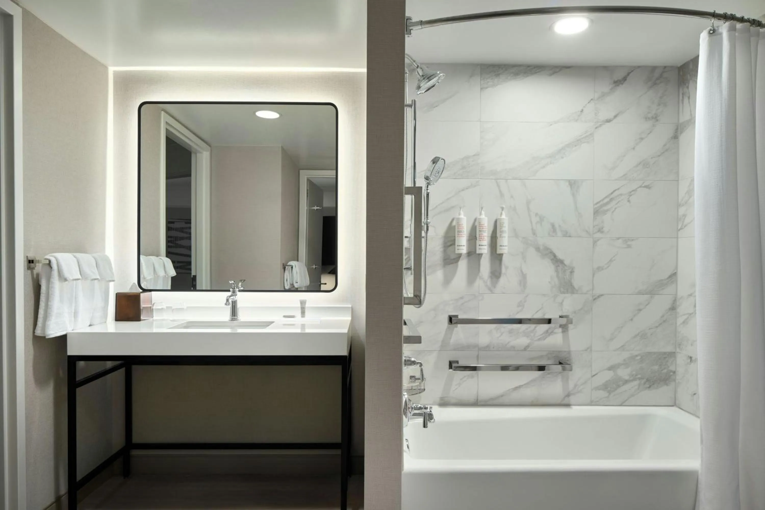 Bathroom in Washington Dulles Marriott Suites