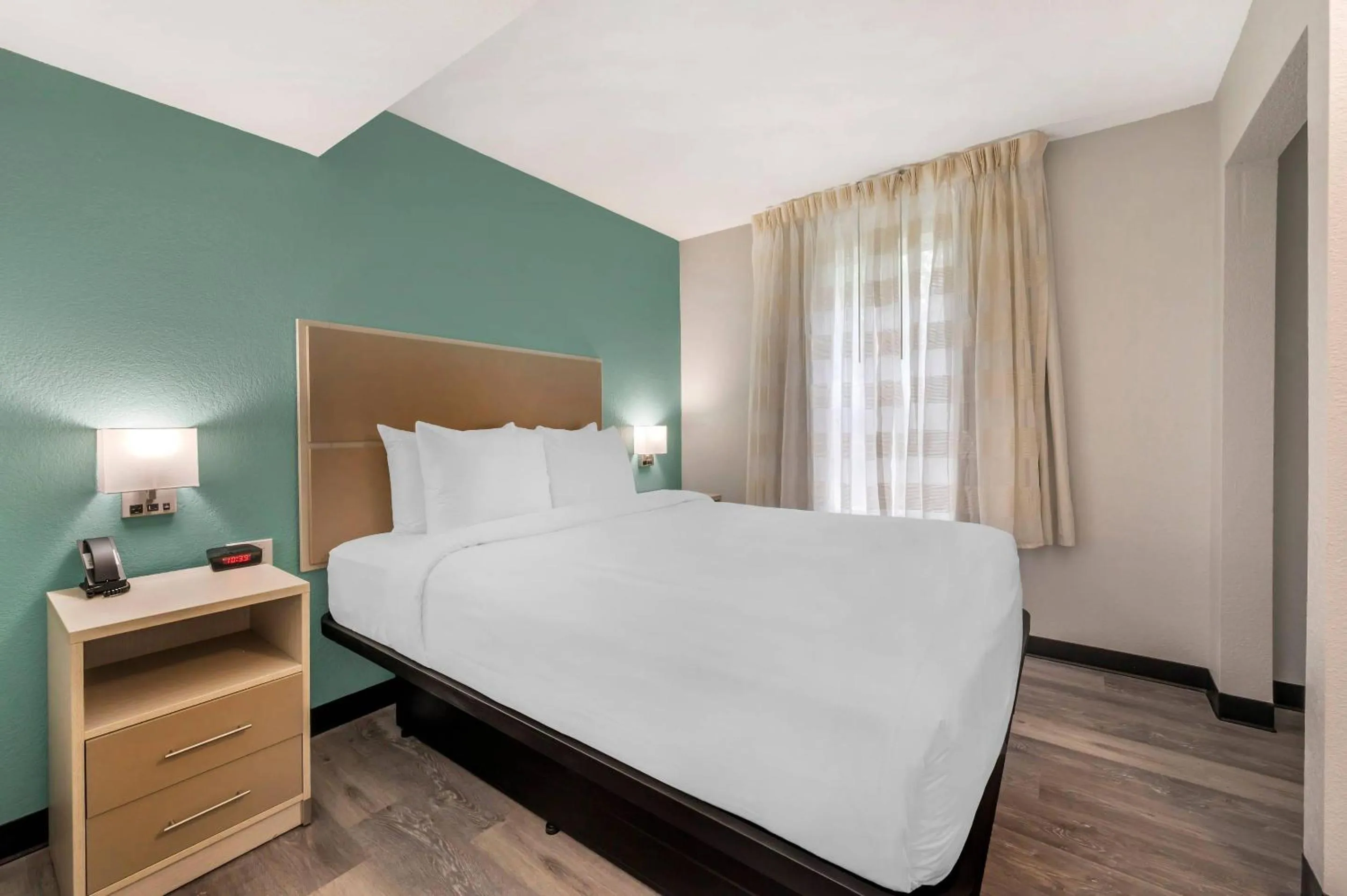 Bedroom, Bed in MainStay Suites Sterling near Dulles Town Center