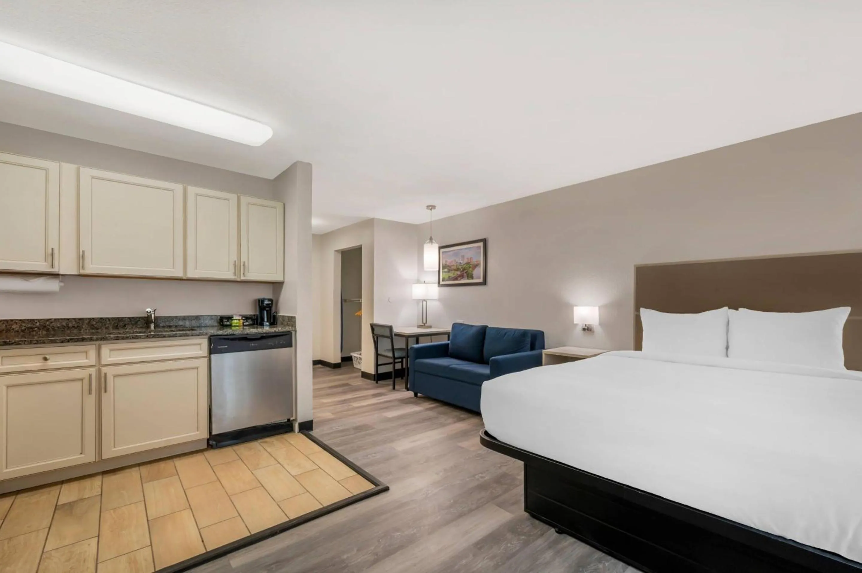 Bedroom, Bed in MainStay Suites Sterling near Dulles Town Center