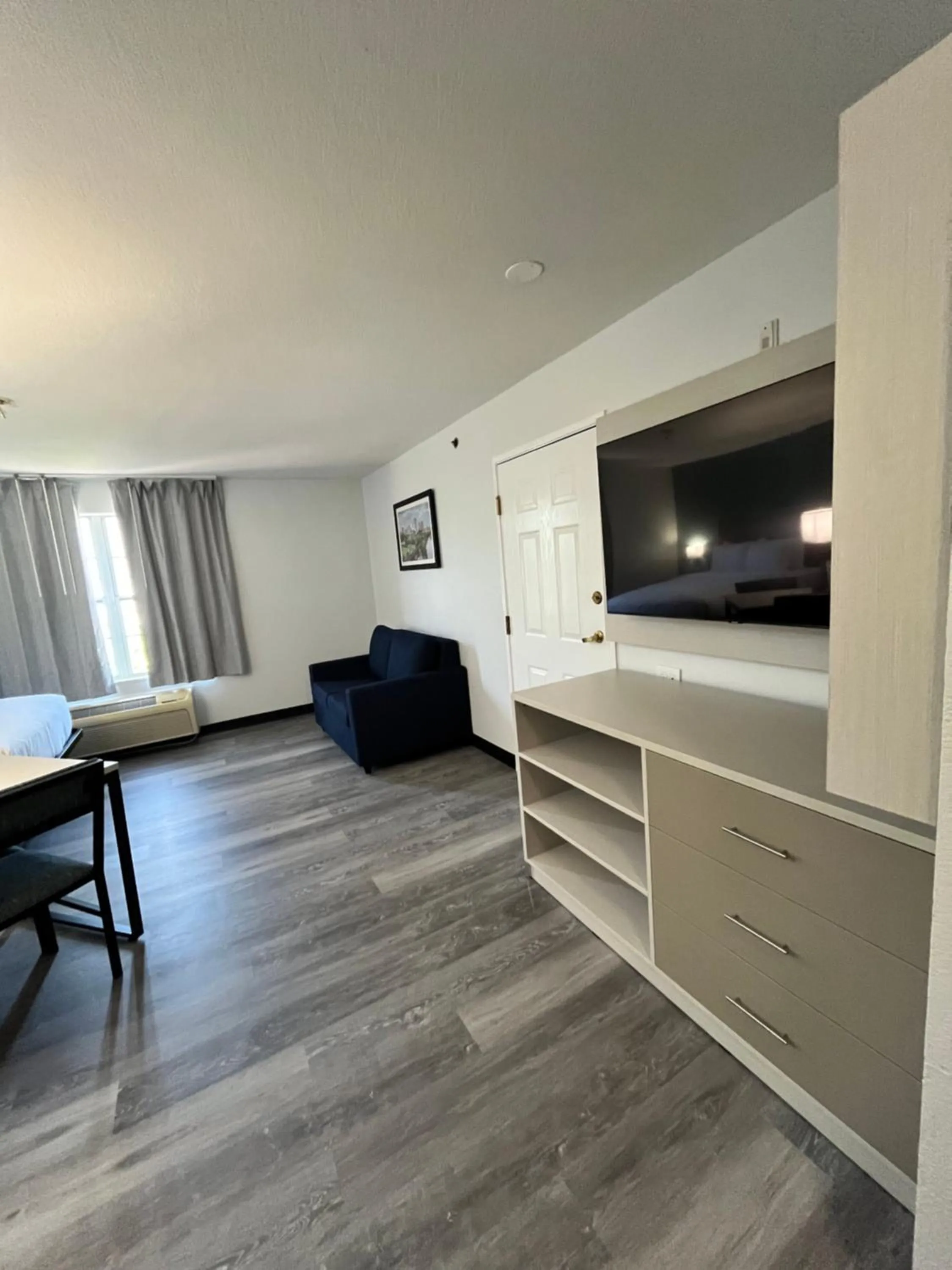 Bedroom in MainStay Suites Sterling near Dulles Town Center