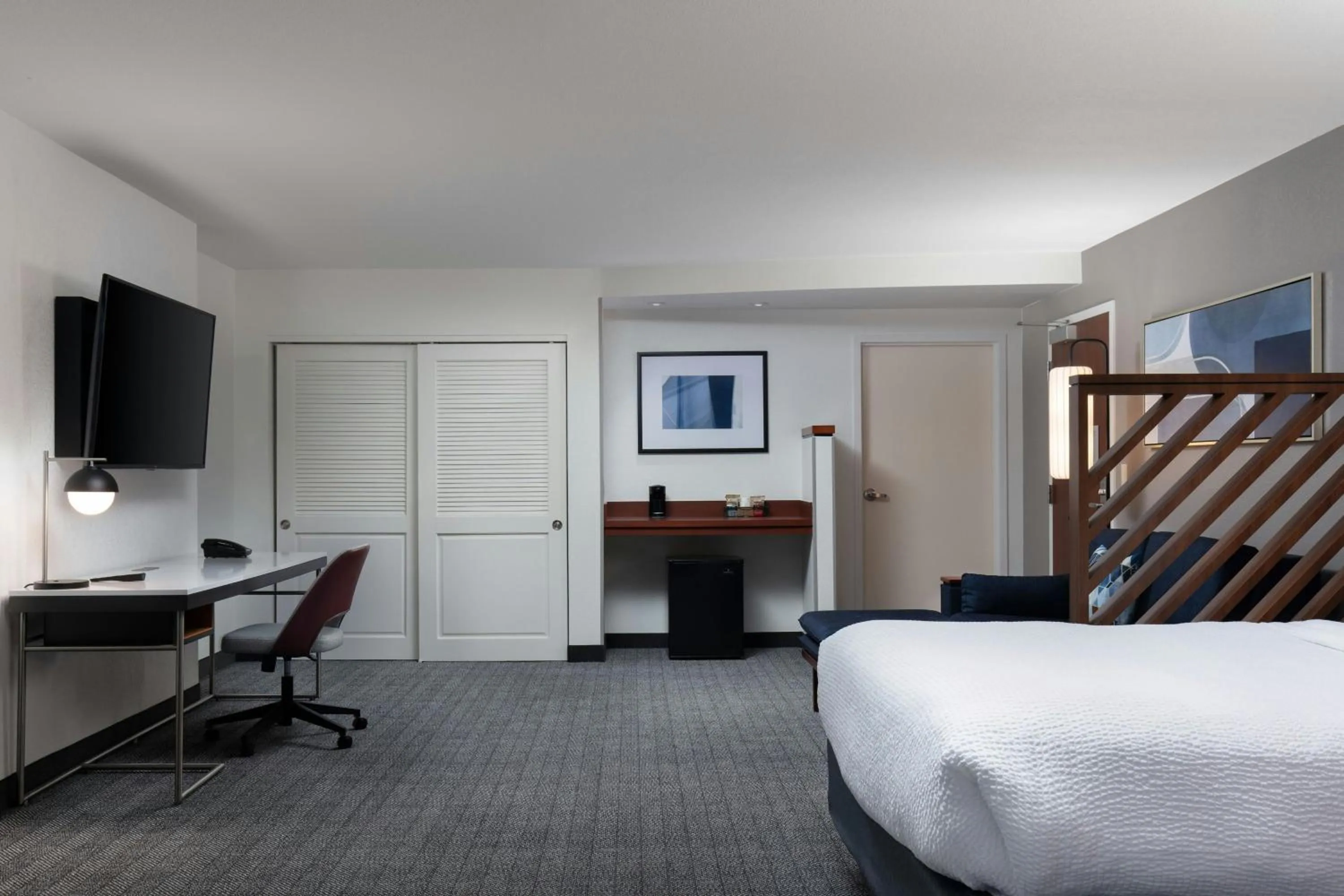 Photo of the whole room, Bed in Courtyard by Marriott Wichita at Old Town