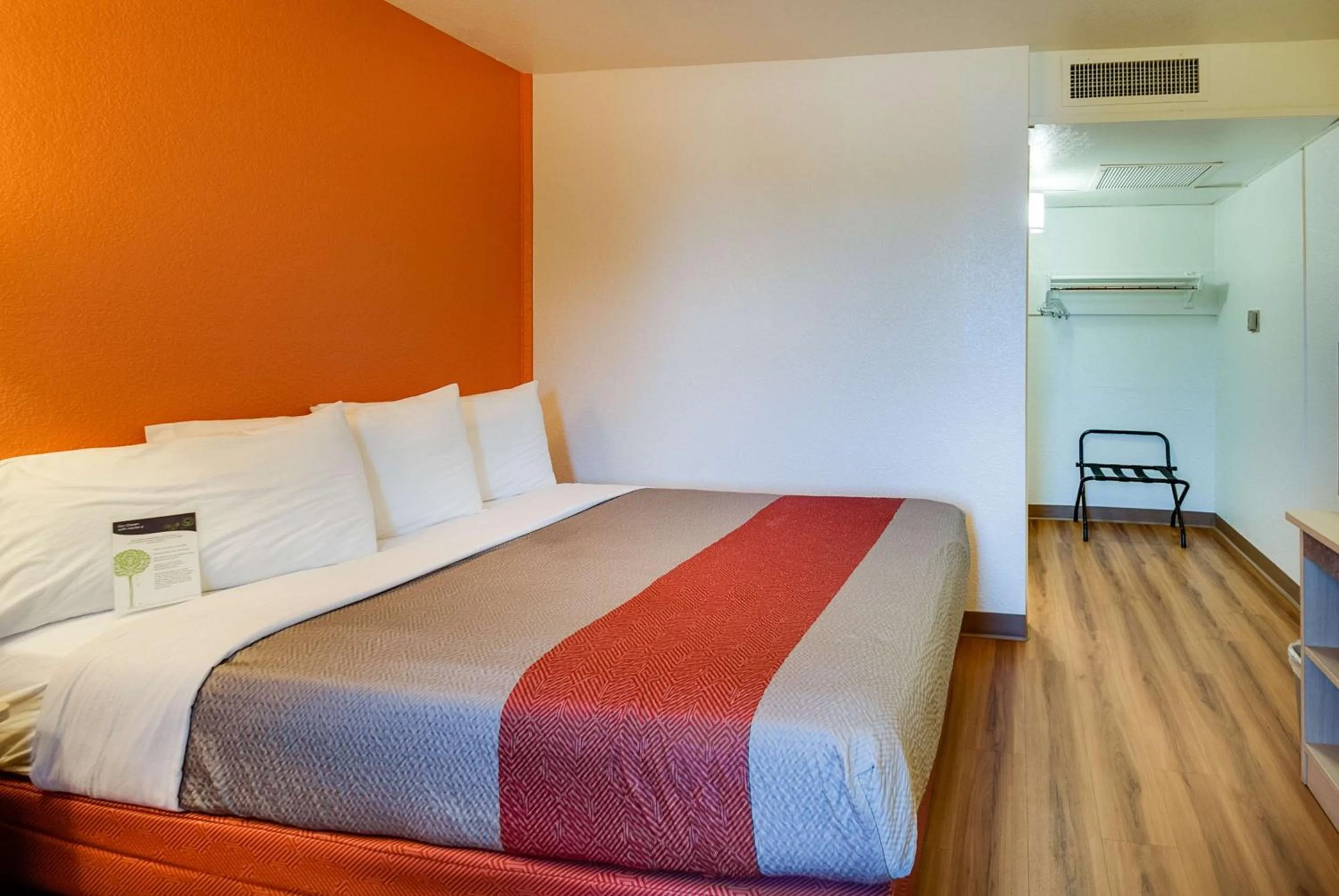 Photo of the whole room, Bed in Motel 6-Lenexa, KS - Kansas City Southwest