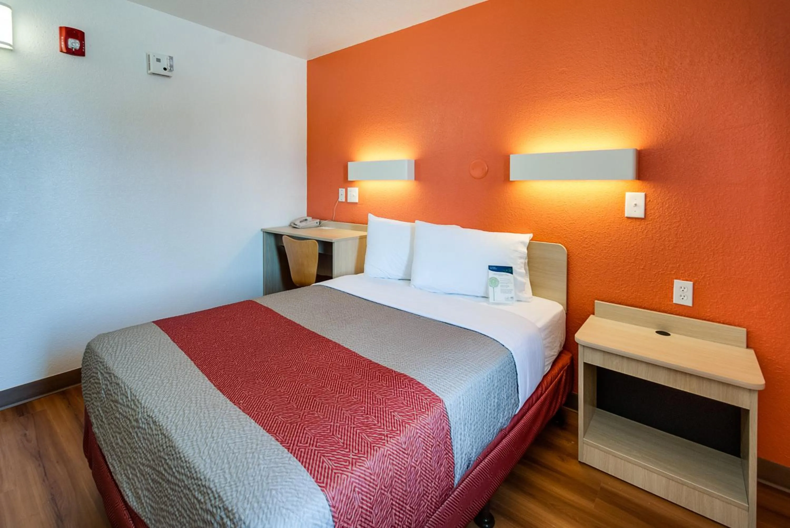 Bedroom, Bed in Motel 6-Lenexa, KS - Kansas City Southwest