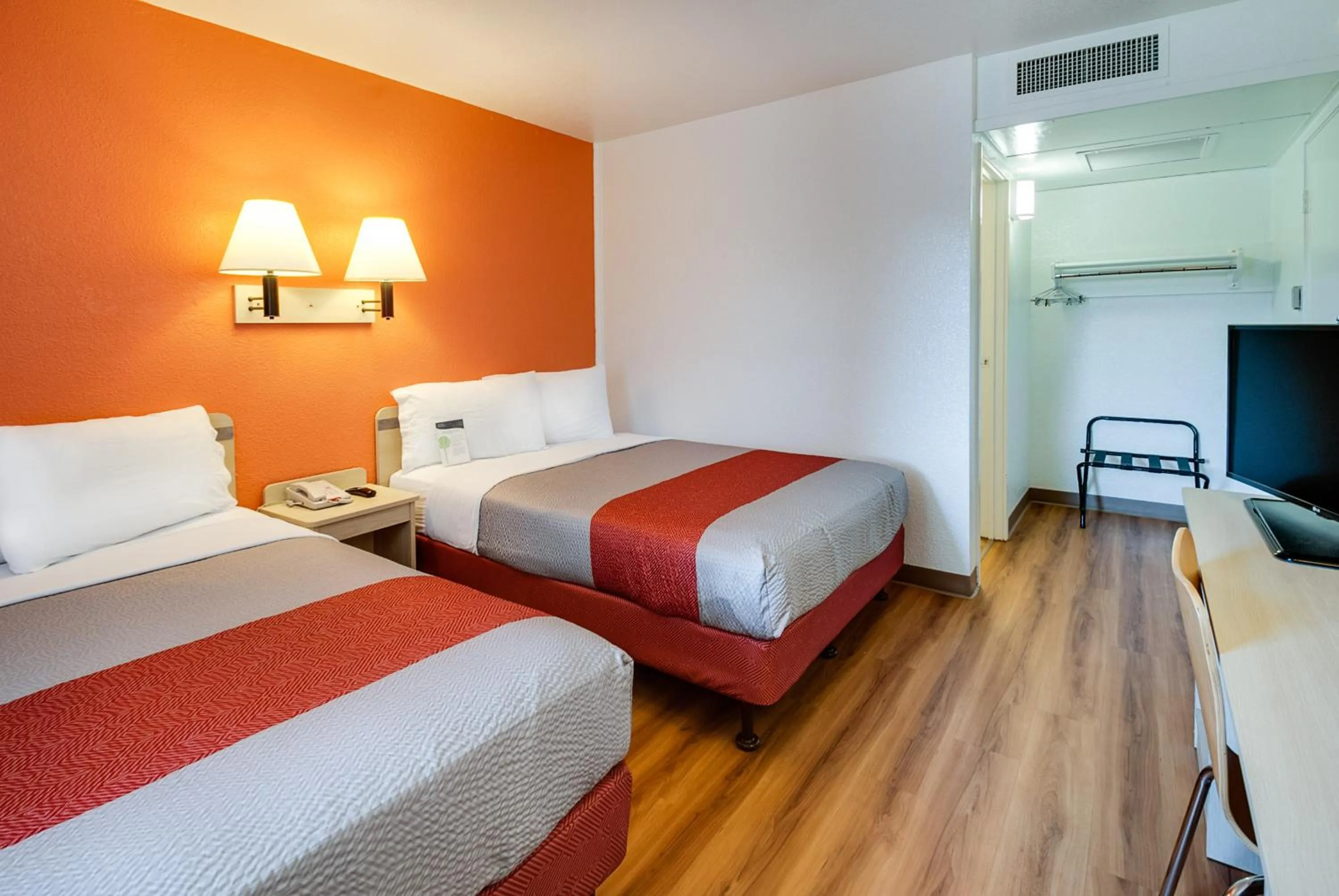 Bedroom, Bed in Motel 6-Lenexa, KS - Kansas City Southwest