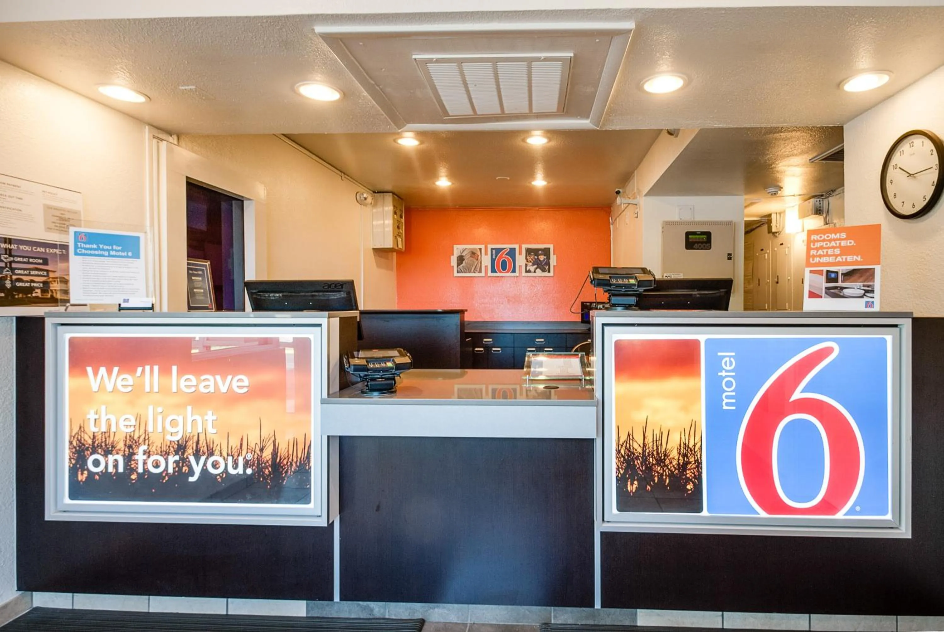 Lobby or reception in Motel 6-Lenexa, KS - Kansas City Southwest