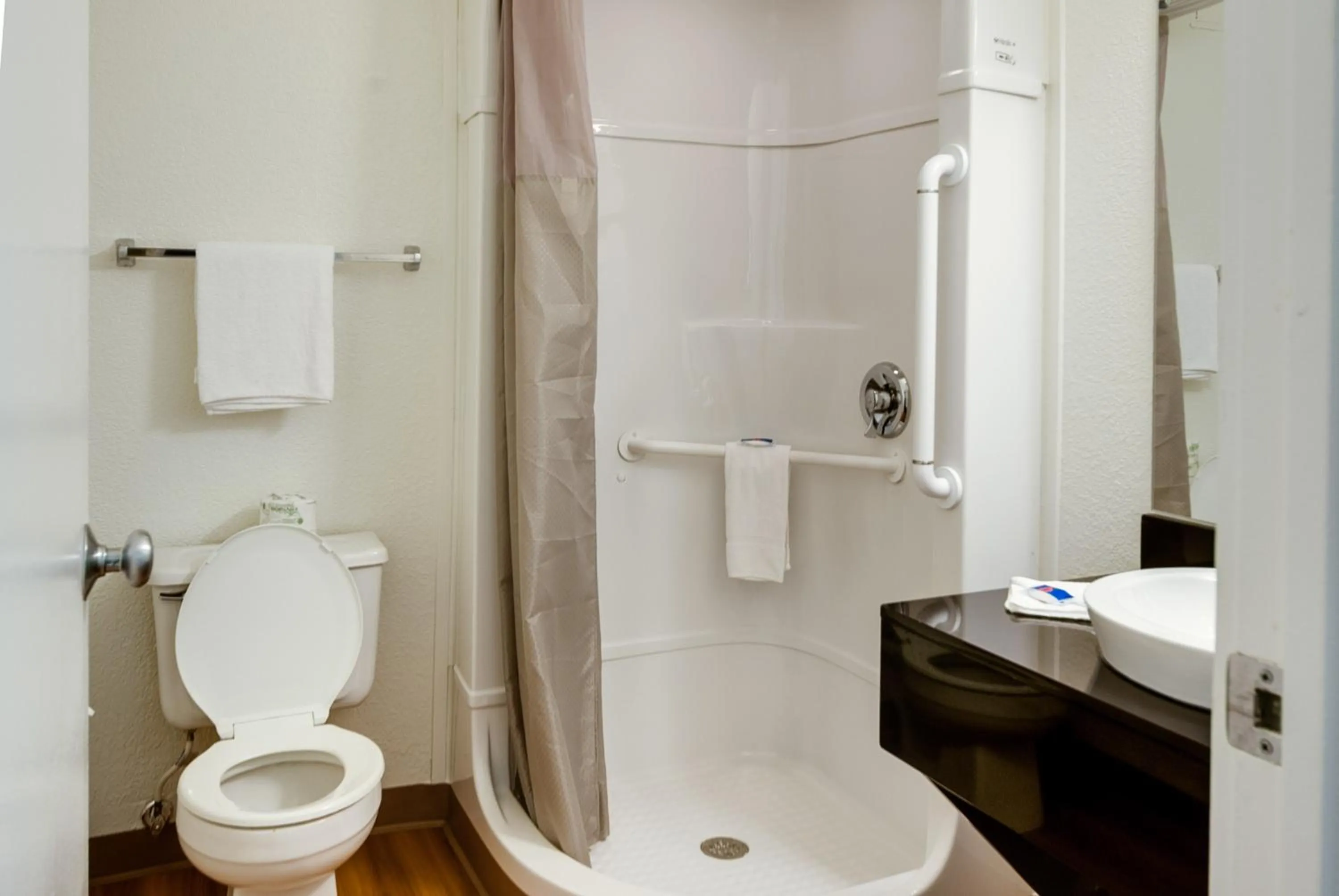 Bathroom in Motel 6-Lenexa, KS - Kansas City Southwest