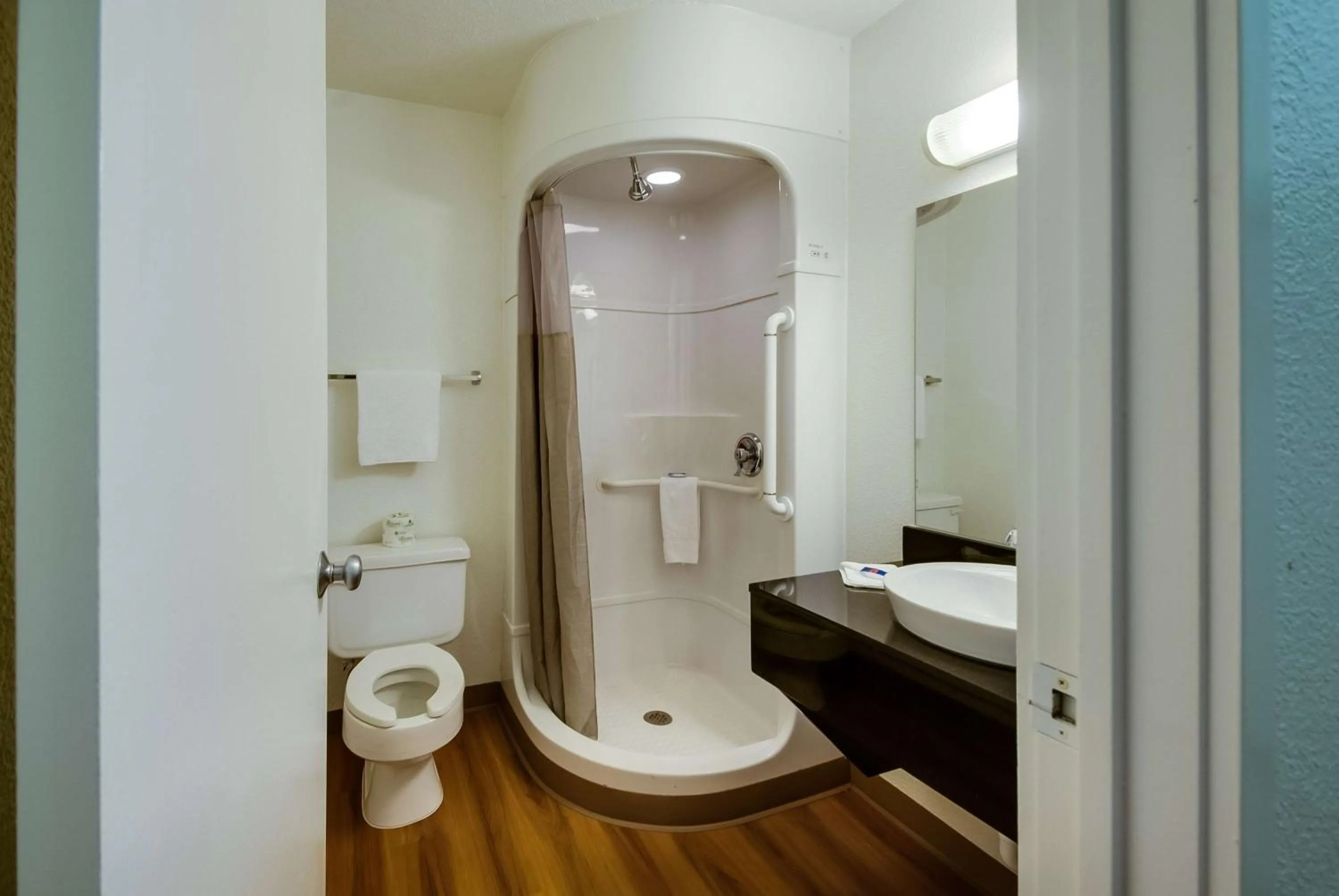 Photo of the whole room in Motel 6-Lenexa, KS - Kansas City Southwest