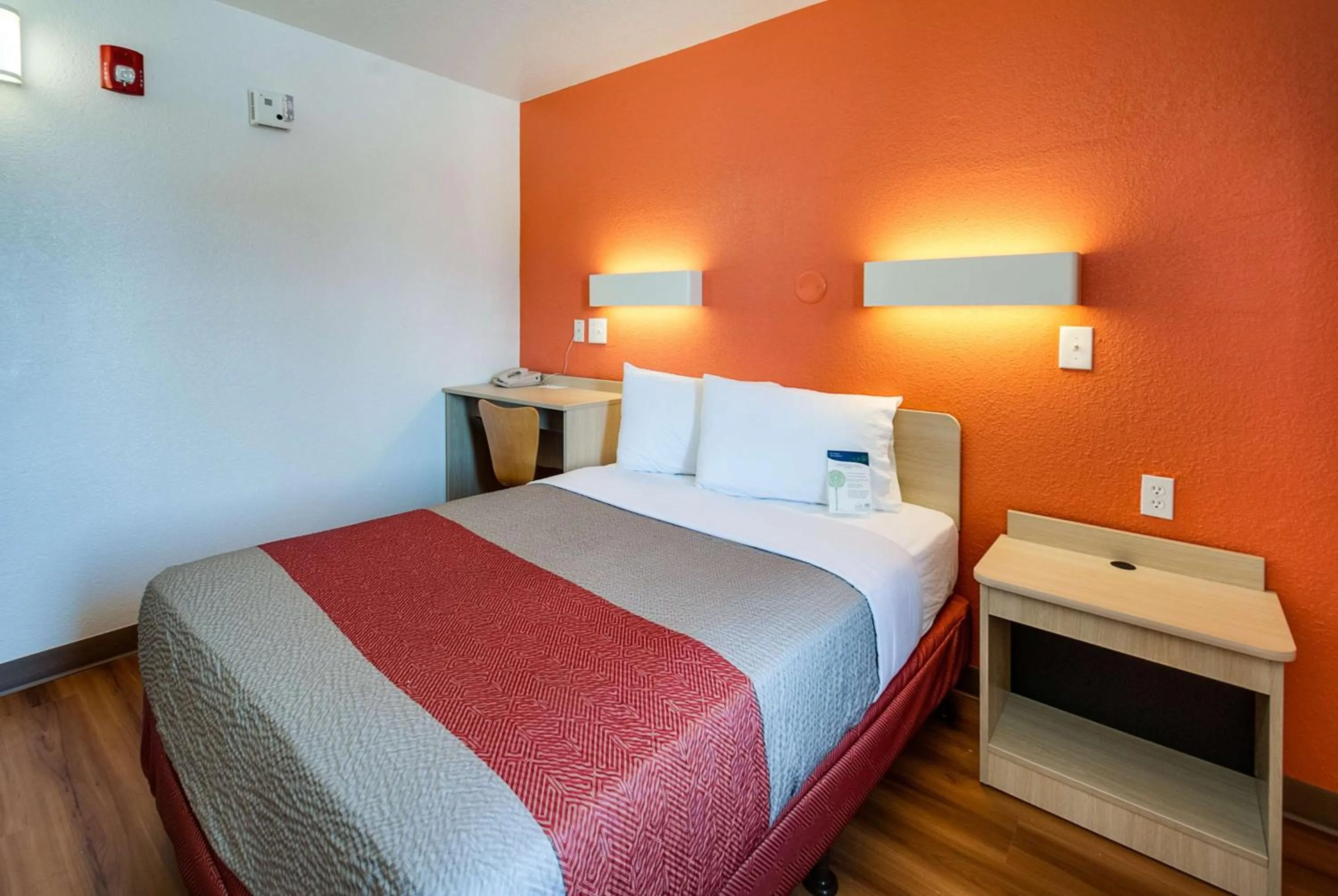 Photo of the whole room, Bed in Motel 6-Lenexa, KS - Kansas City Southwest