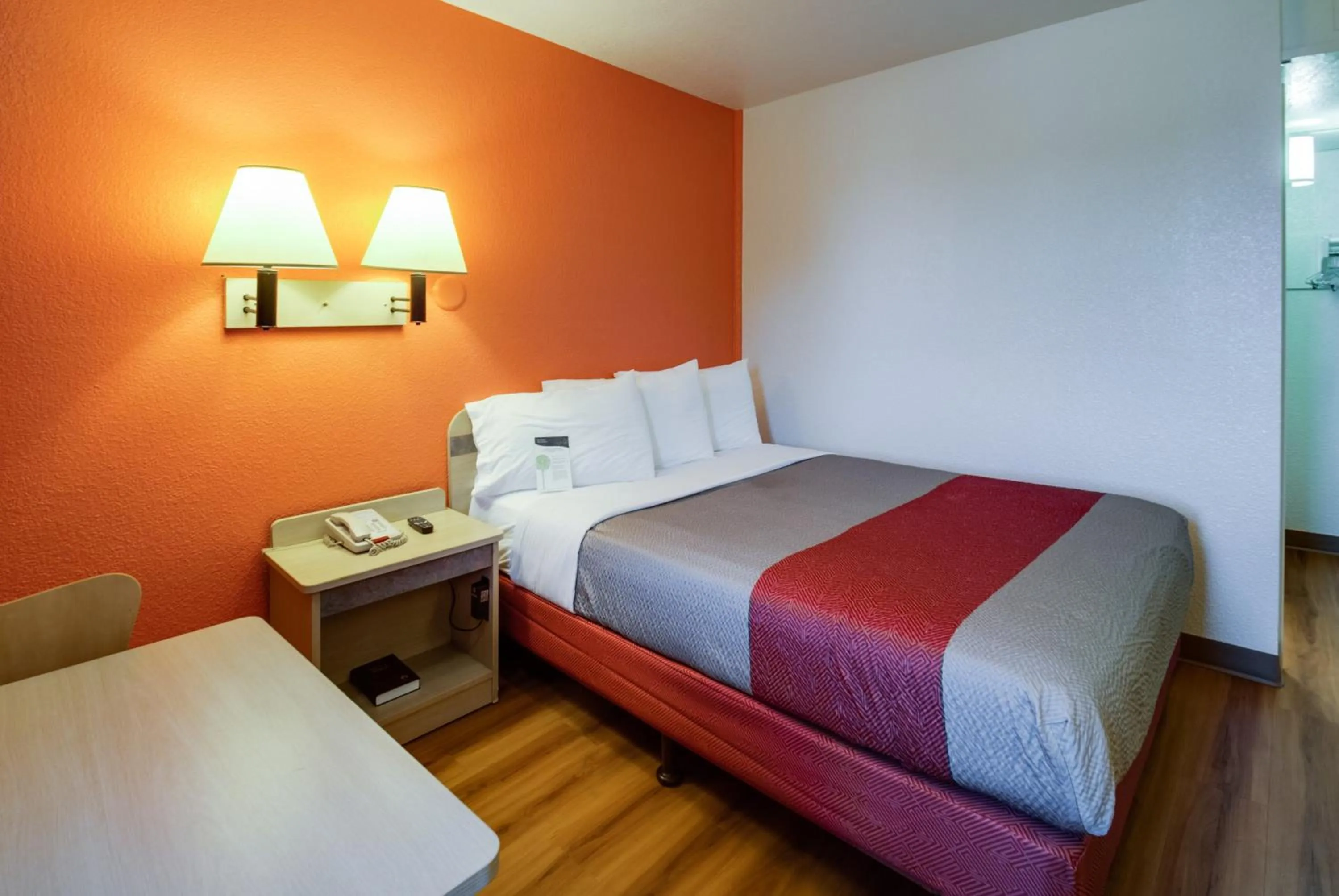 Bedroom, Bed in Motel 6-Lenexa, KS - Kansas City Southwest