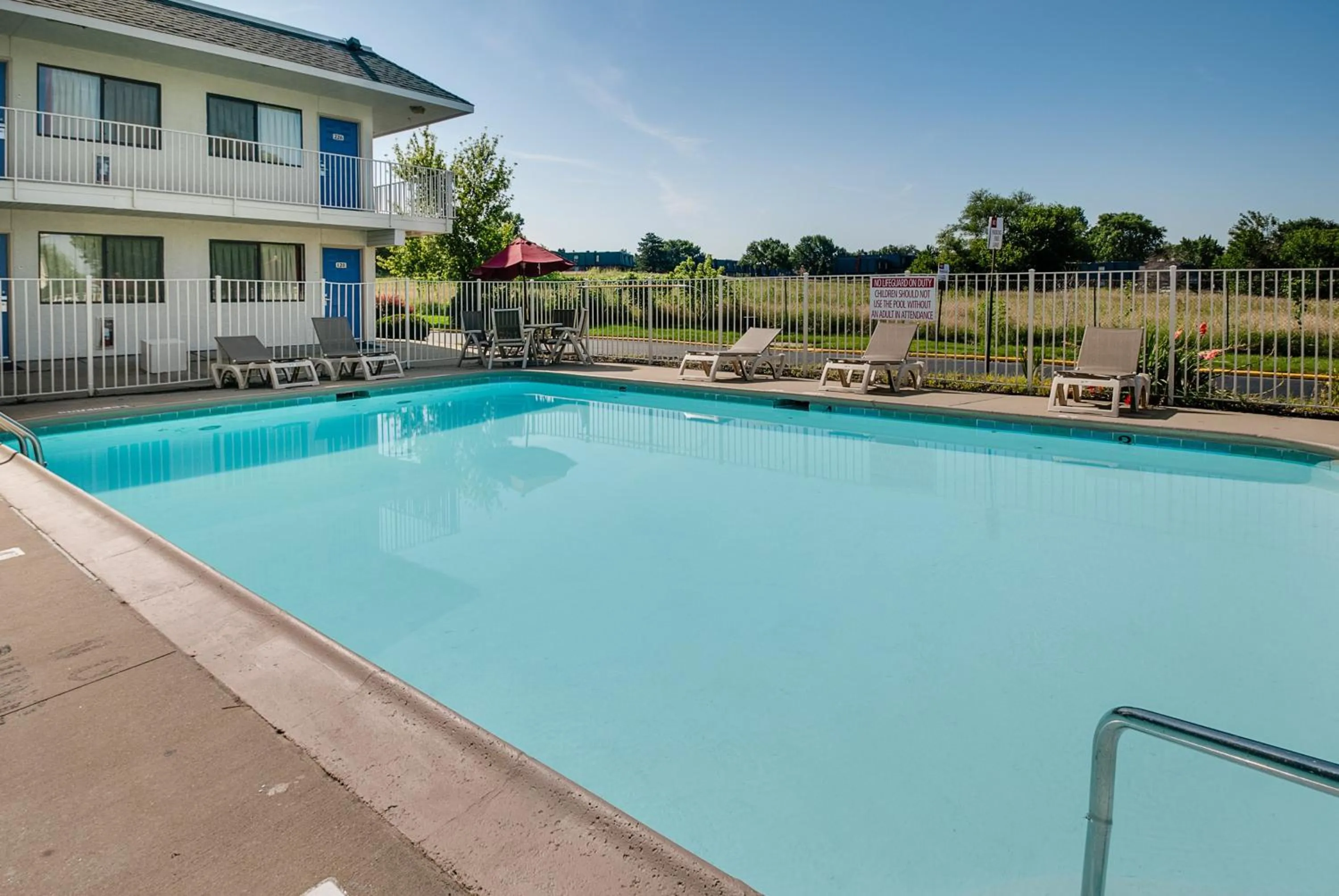 Swimming pool in Motel 6-Lenexa, KS - Kansas City Southwest