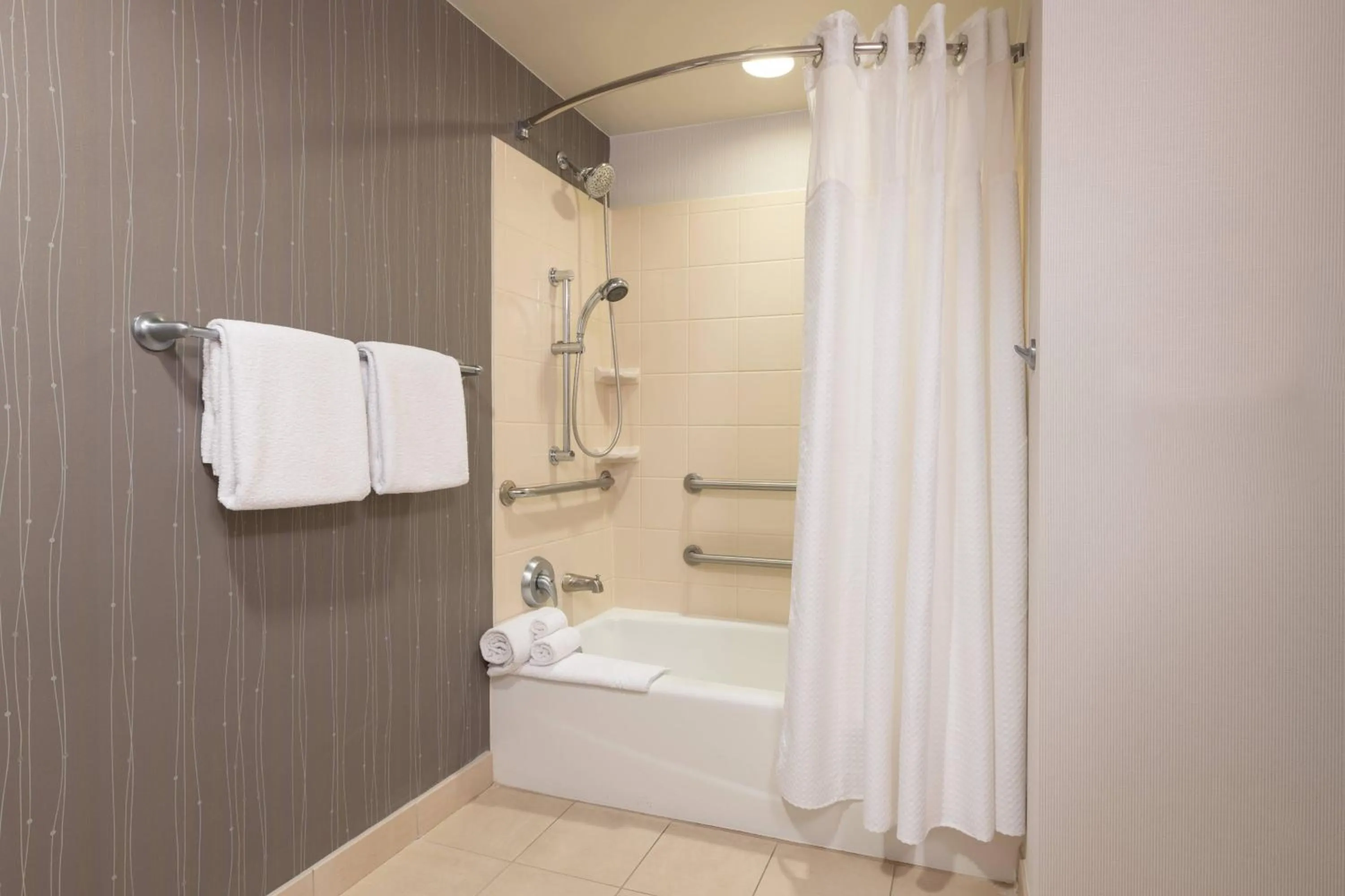 Bathroom in Courtyard by Marriott Newark-University of Delaware