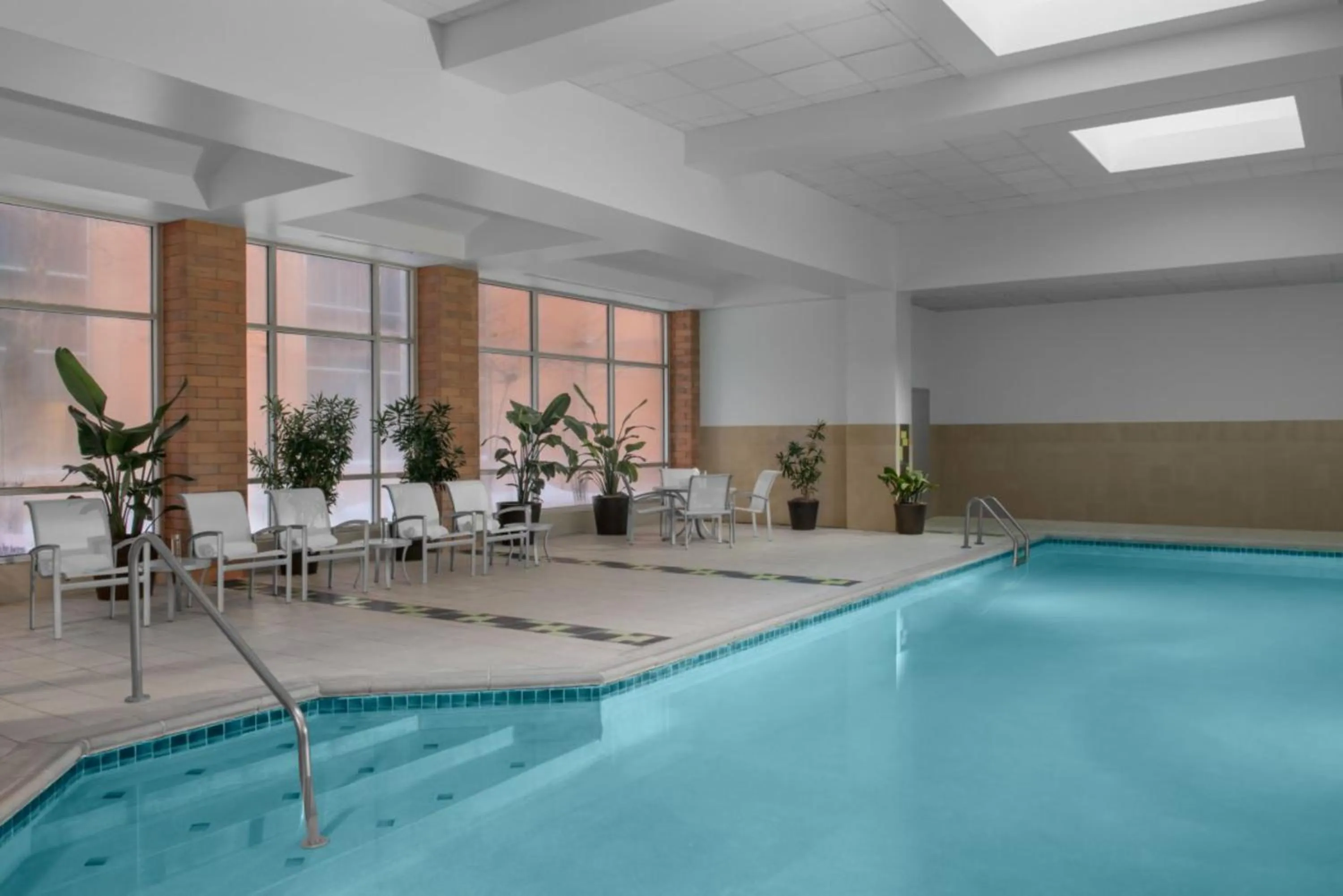Swimming pool in Renaissance Indianapolis North Hotel