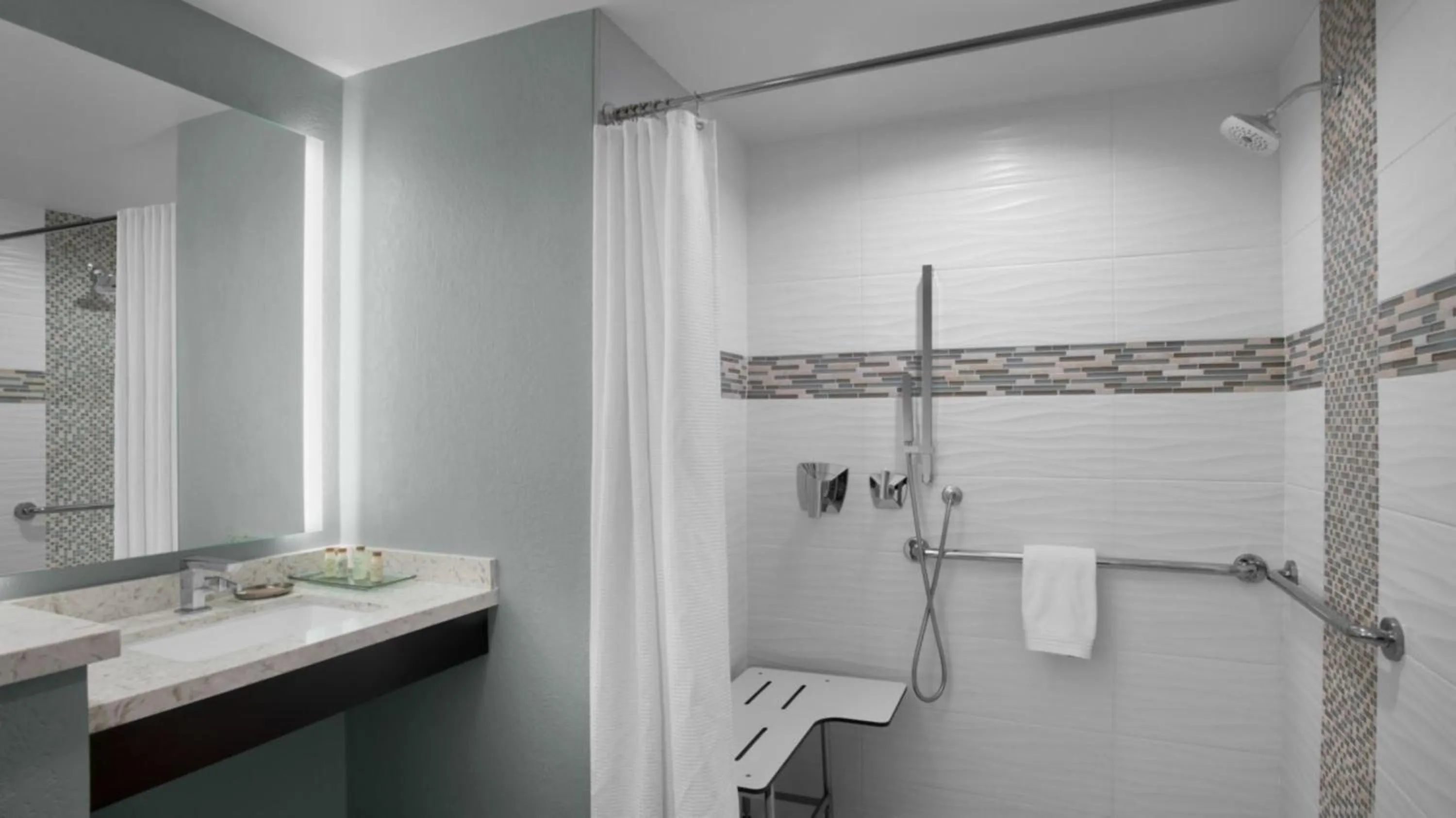 Shower in Renaissance Indianapolis North Hotel