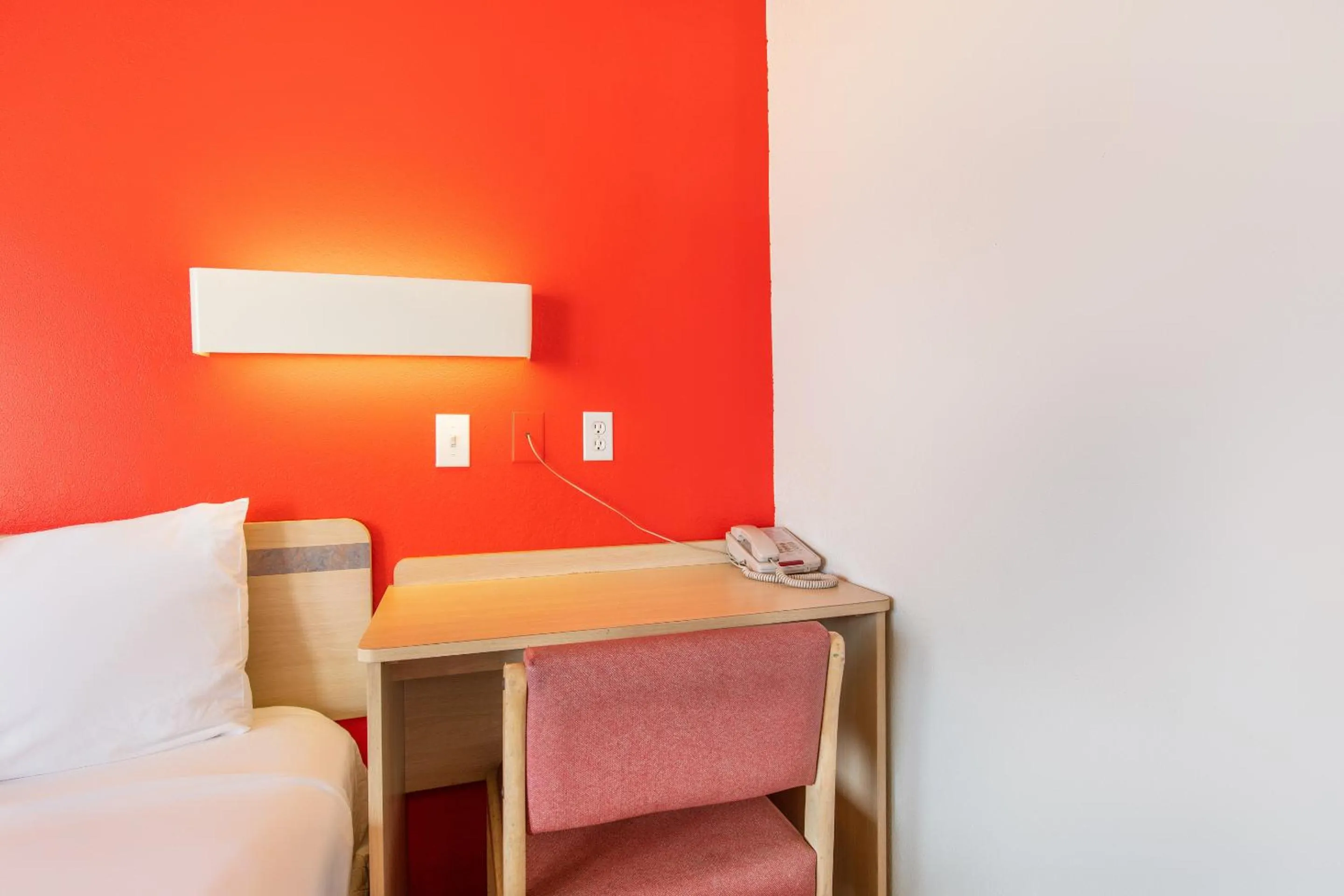 Bedroom, Bed in Regency Inn Tulsa